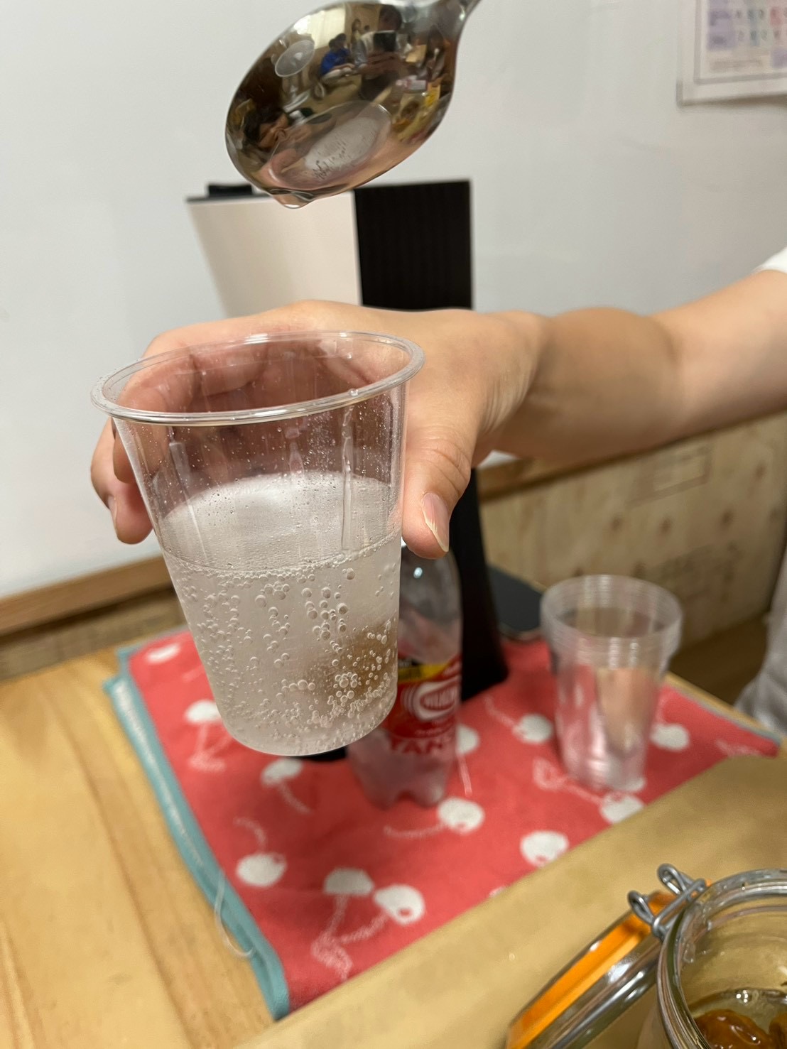 「マドラーでクルクル！さわやかな梅の香りが広がっていく」
シロップと炭酸水が混ざり合うように、丁寧にマドラーで混ぜ合わせる手元のカット。