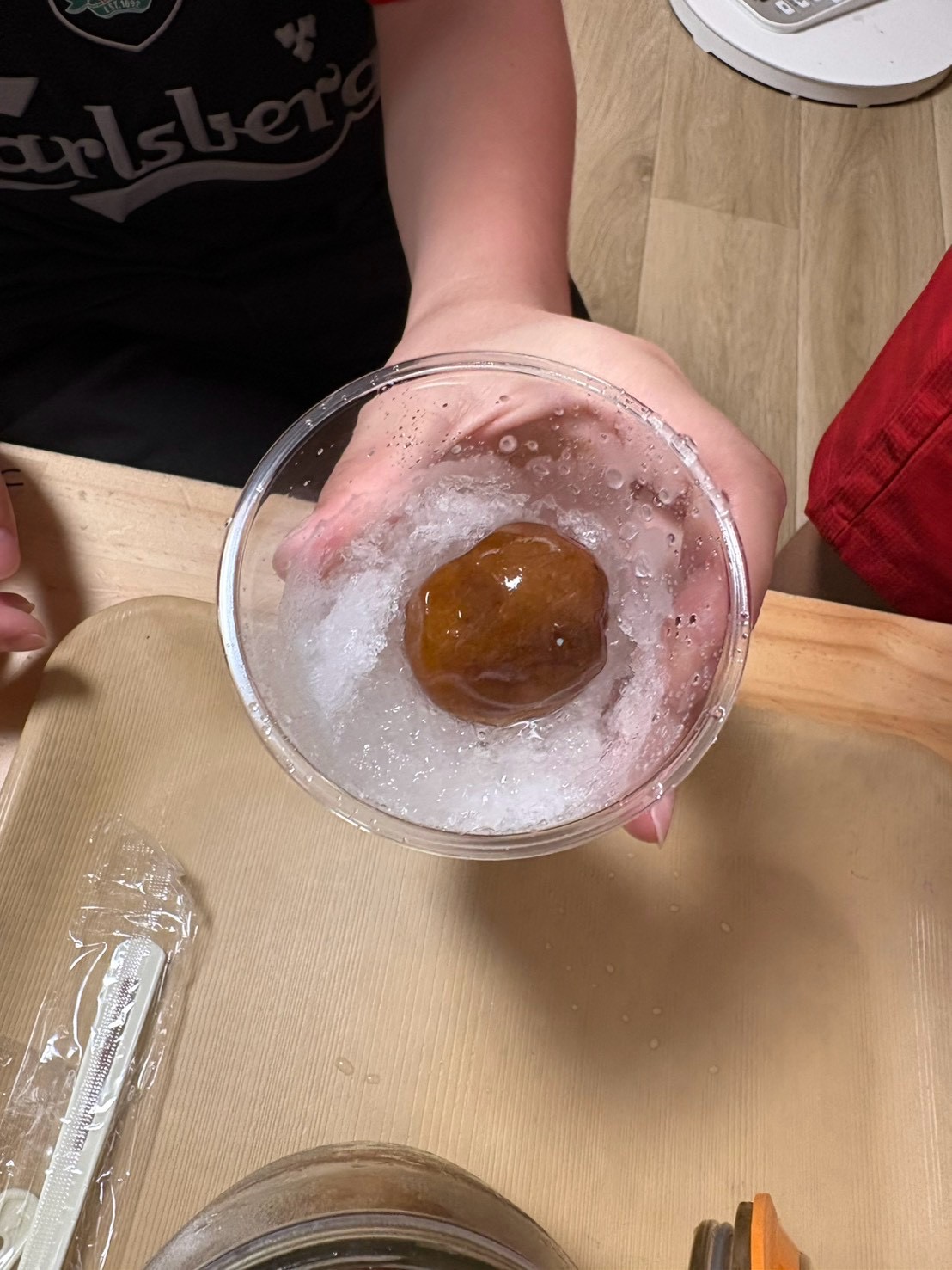 「大きな梅の実もポンッ！贅沢すぎる特製梅かき氷の完成」
ふっくら熟した大きな梅の実を氷の上にのせた、見た目も涼しげで豪華な完成カット。