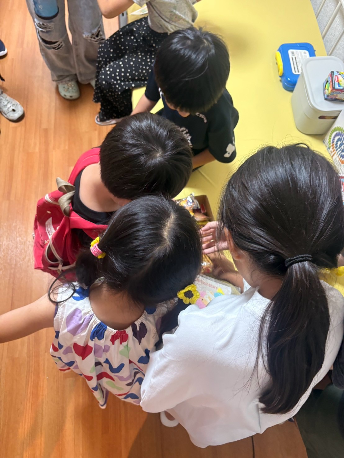 説明を一所懸命に聞いて、興味が出てきた様子。