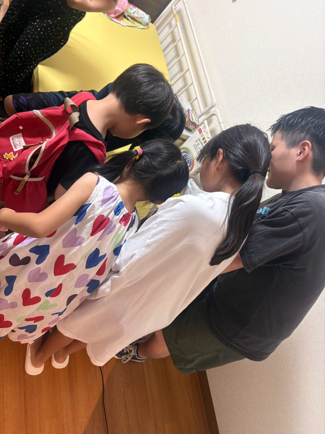 みんなで話し合って、どれにしようと相談している瞬間。