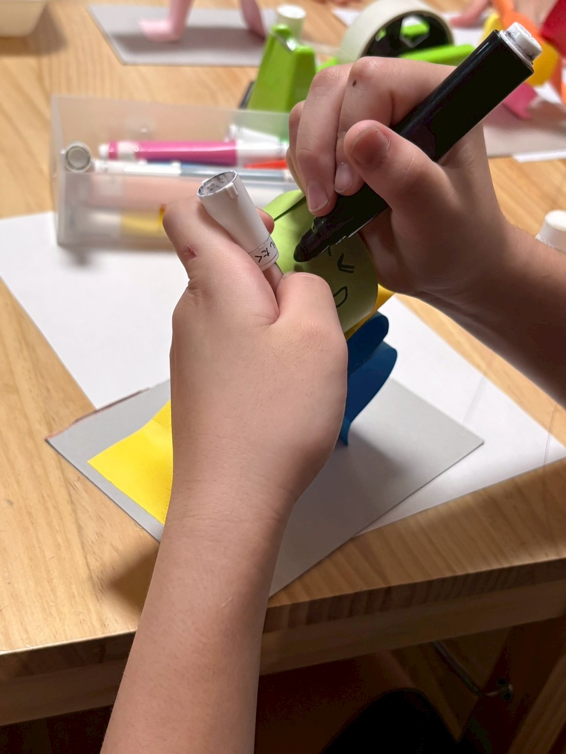 「にっこり笑顔にウインクも！表情豊かなお人形たちが大集合」
子どもたちが描いた、ウインクしているお茶目な顔や気合の入った笑顔など、個性と命が吹き込まれたお人形たちの顔のアップ。
