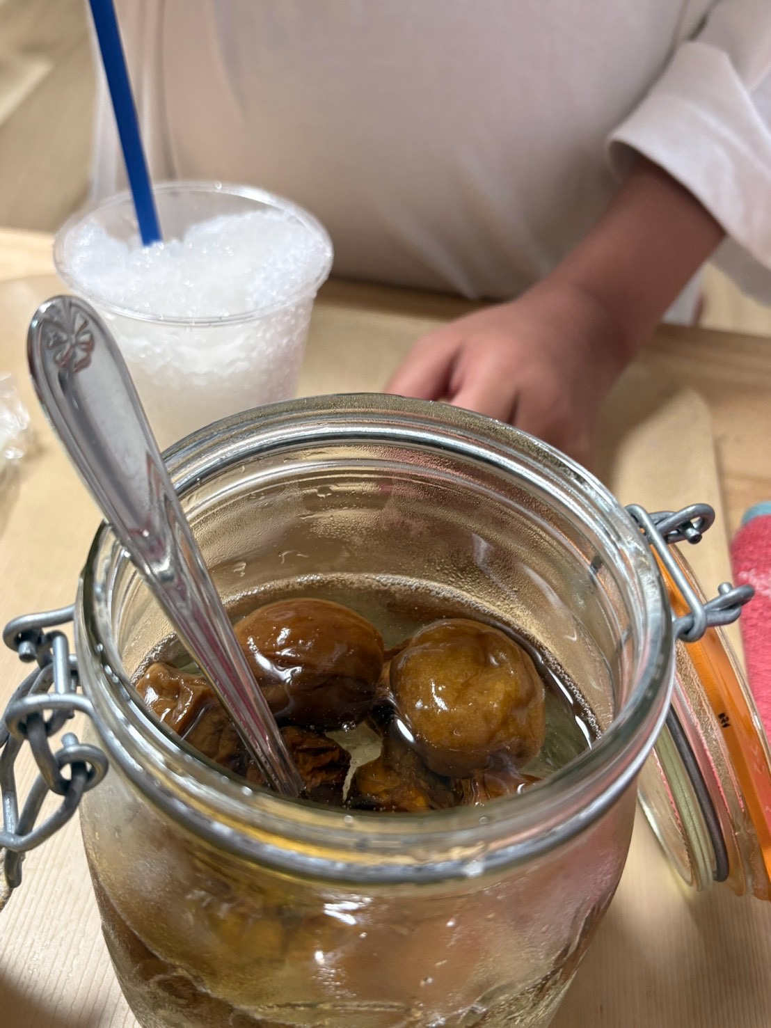 「『あの日仕込んだ梅だ！』熟成された瓶を囲んで大喜びの子どもたち」
「まだかな？」と楽しみにしていた梅シロップの瓶を覗き込み、達成感あふれる表情を見せる子どもたちの引きショット。