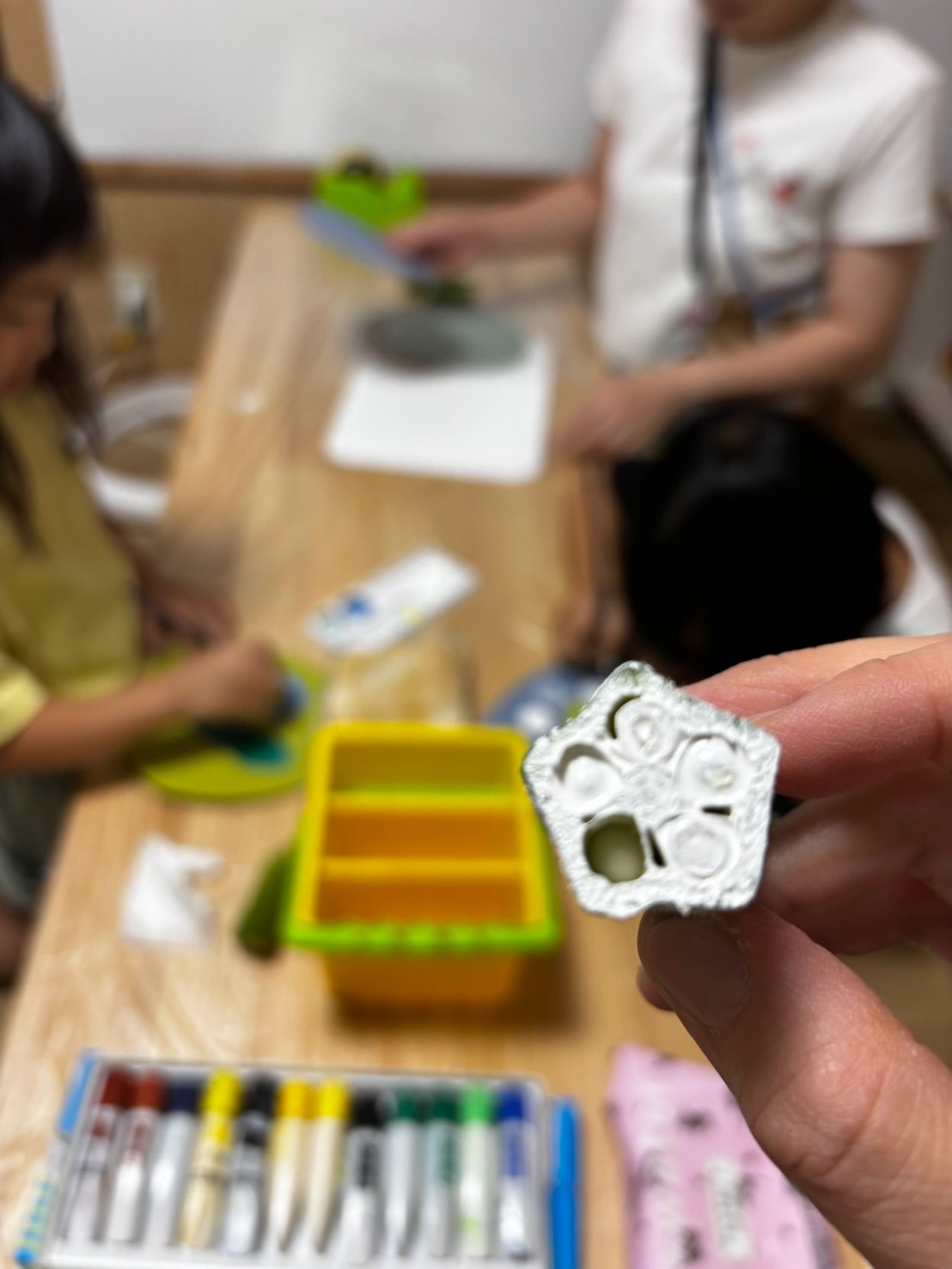「『白の絵の具を押すと夜空の星みたい！』創作意欲が爆発」
色を変えながら夢中になってスタンプを押し進め、幻想的な星空模様を作り出していく没頭の表情。