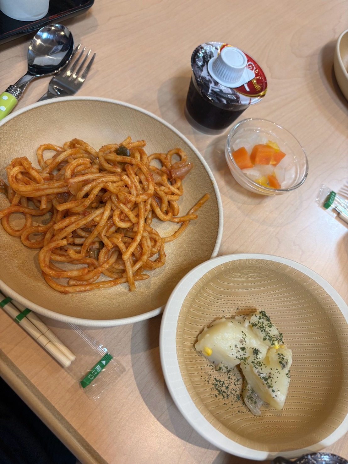 「特製ナポリタンを前に笑顔満開!みんなで囲む賑やかなテーブル」
ナポリタンやポテトサラダが盛られたプレートを前に、「いただきます!」と嬉しそうなお顔を見せる子どもたちの引きショット。