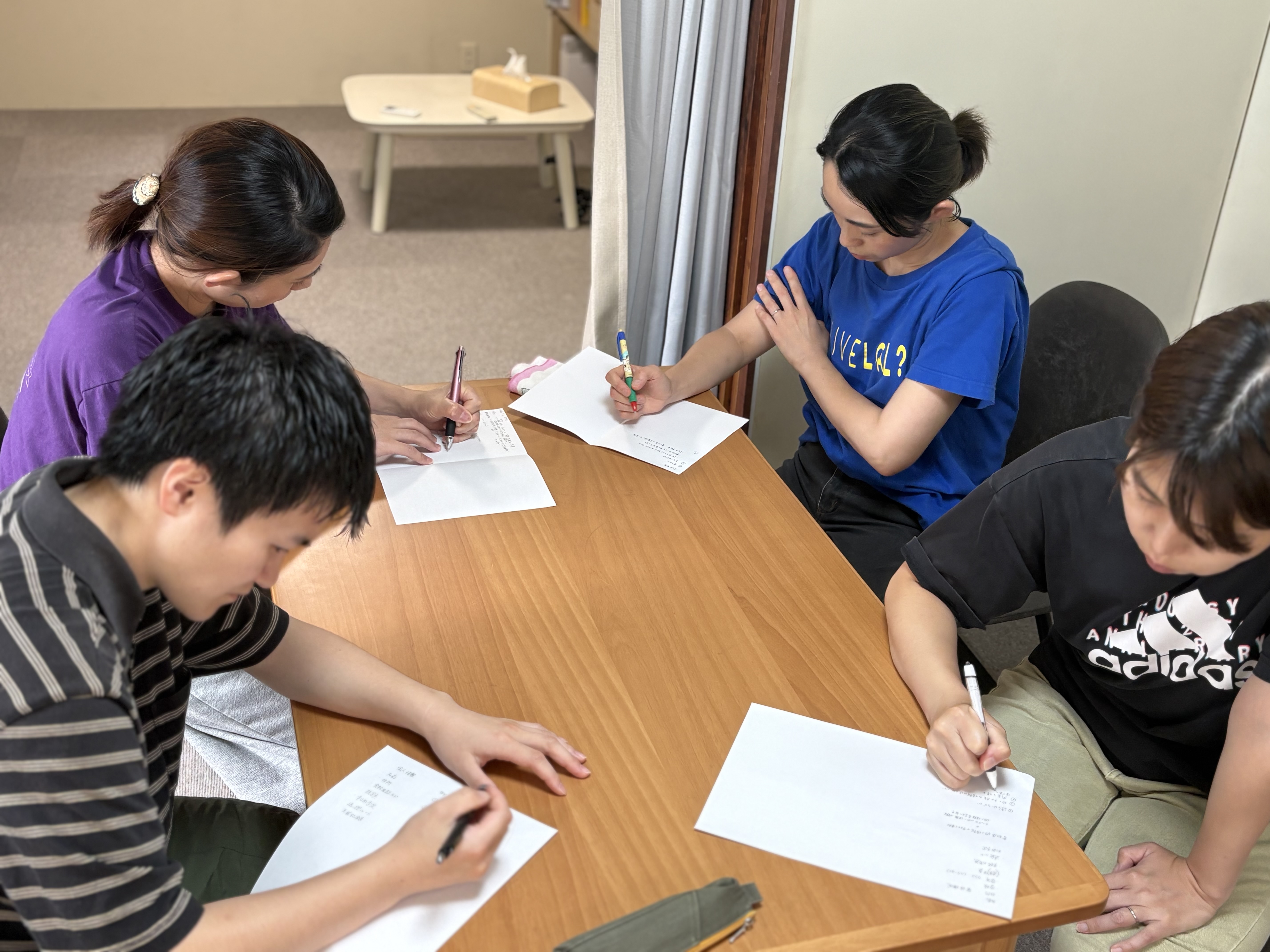 「『お子さまの尊厳を守るために』ケーススタディで交わされる熱い議論」
パニック時の代替アプローチについて、法律の3要件を照らし合わせながら、スタッフ同士が身振り手振りを交えて真剣に向き合う横顔。