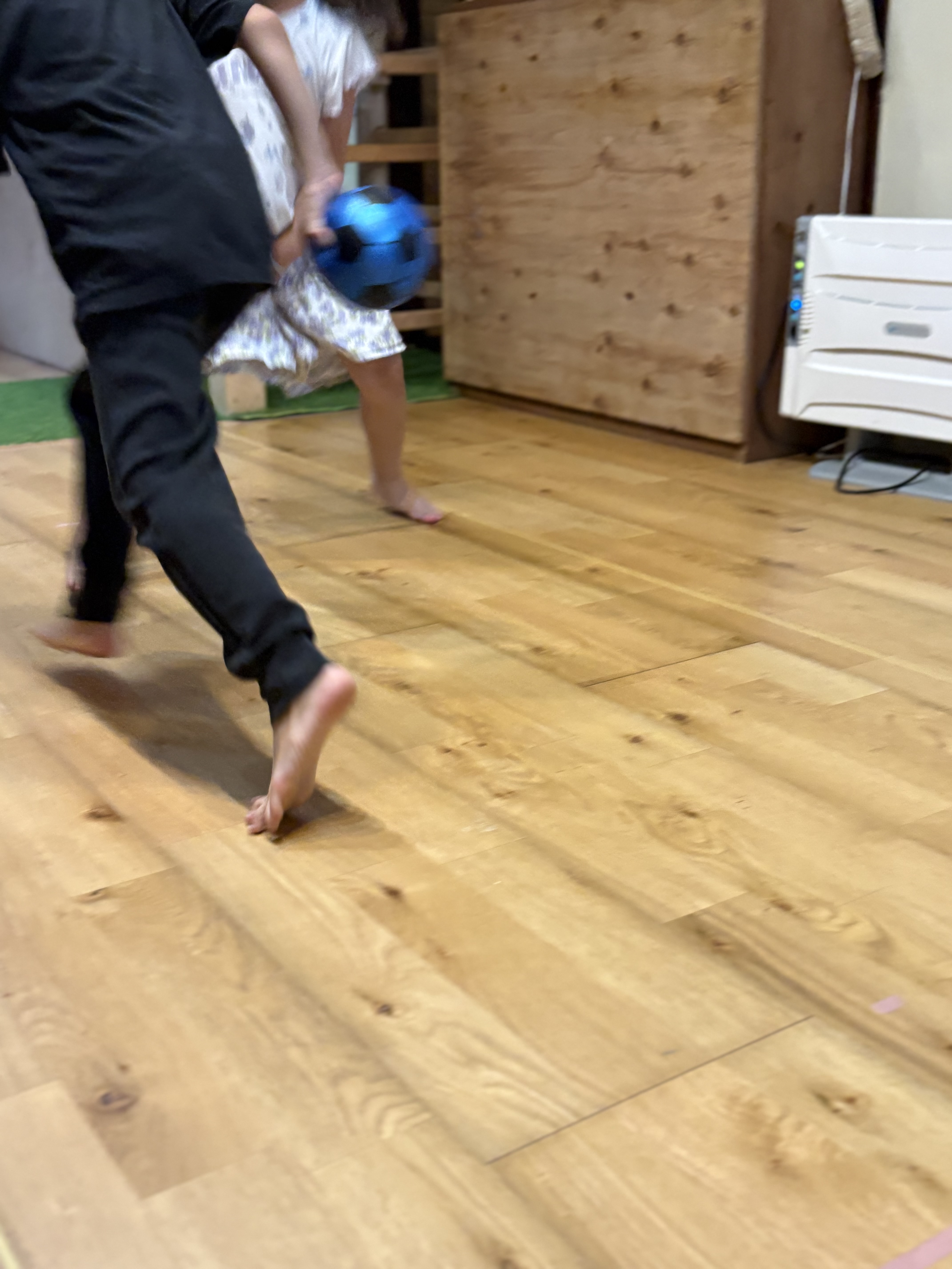 「ドリブル突破！クーラーの効いた室内を縦横無尽にダッシュ！」
木工遊具の合間をすり抜けながら、手作りのゴールを目指して力強くドリブルで切り込んでいく躍動感あふれるダッシュ。  