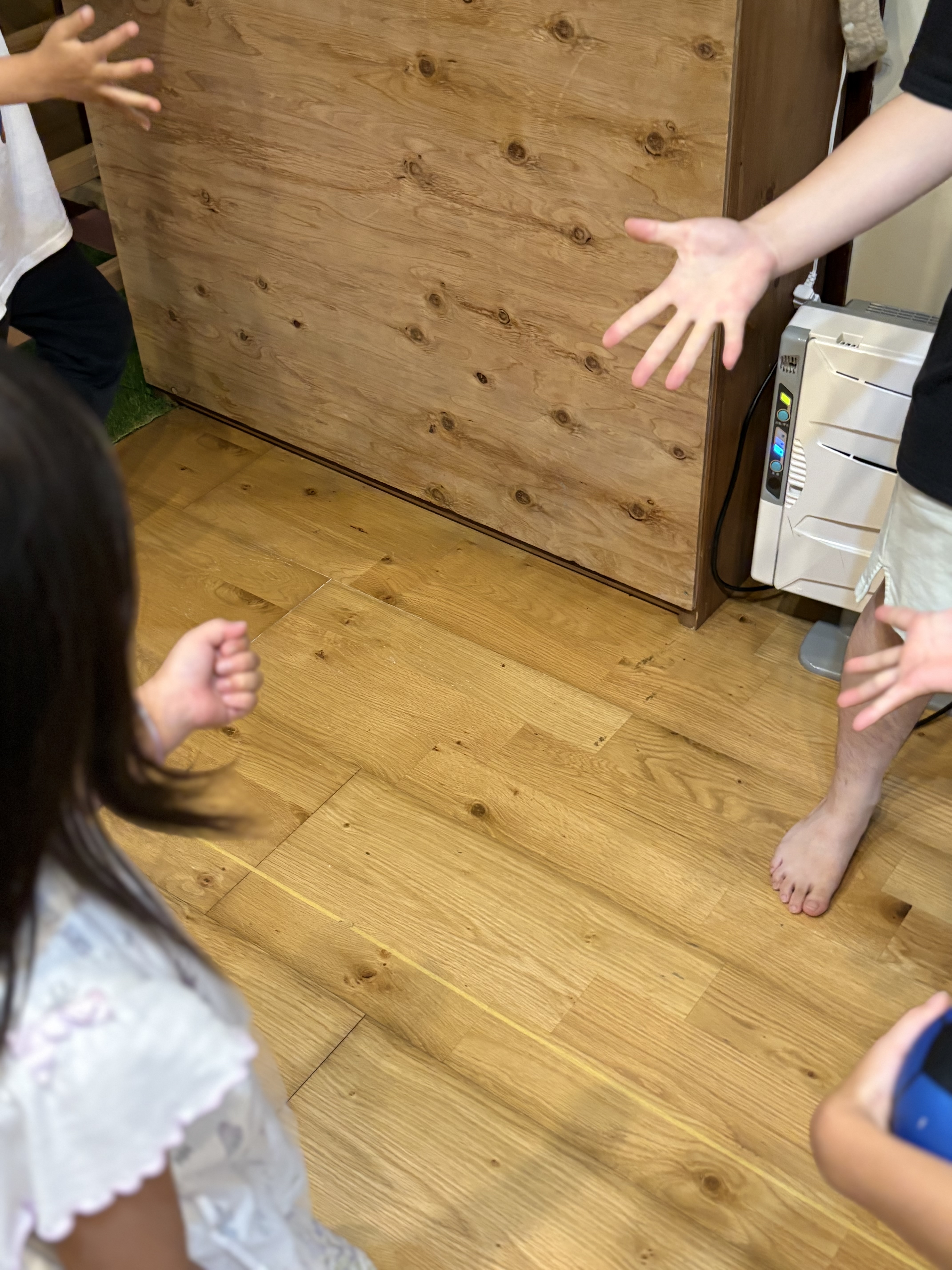 「『最初はグー！』公平なチーム決めから始まる大興奮ジャンケン」
みんなで円になって集まり、誰と同じチームになるかワクワクしながら元気にジャンケンポンをしている引きショット。
