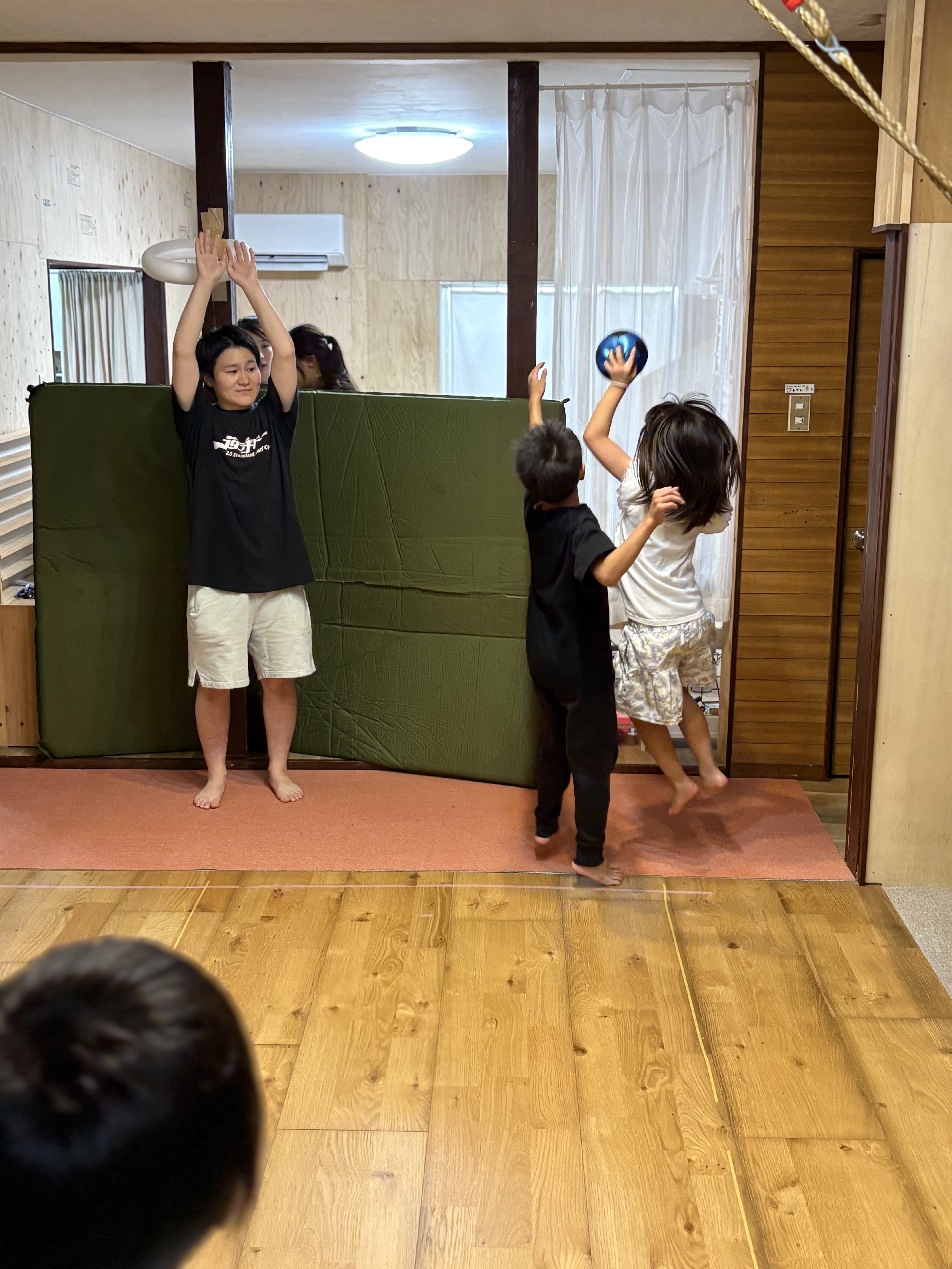 「大ジャンプ！手作りゴールめがけて放たれる渾身のシュート」
体幹をしっかり使って空中に身体をのばし、クッション棒のゴールへ向かってボールを優しく放つ最高の瞬間。