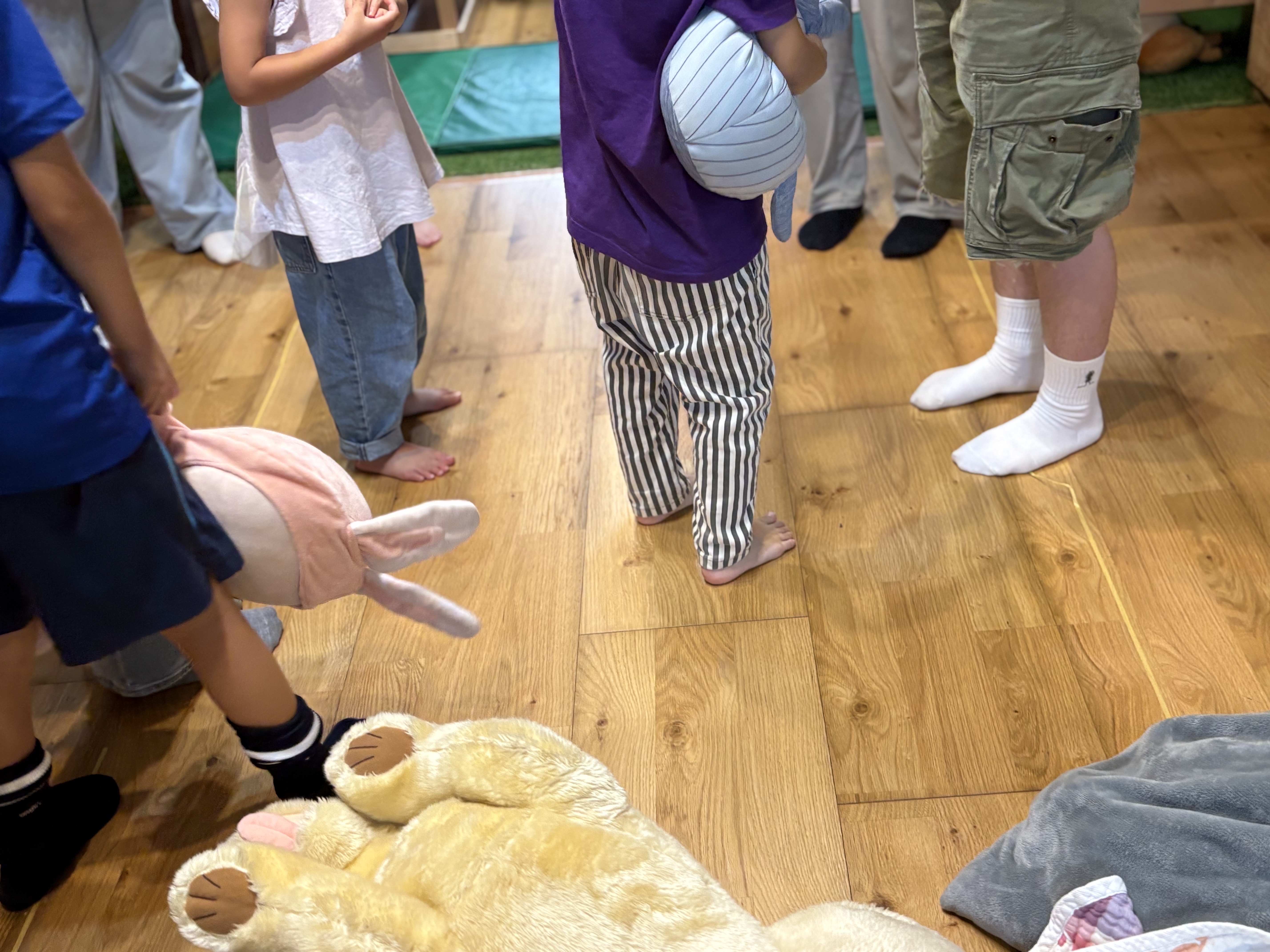 「タッチをかわして大ジャンプ!木工遊具の周りをすり抜ける抜群の運動能力」
大型木工遊具の柱を上手に使い、鬼の追跡をヒラリとかわして満面の笑顔でダッシュしていく男の子の躍動感あふれるカット。