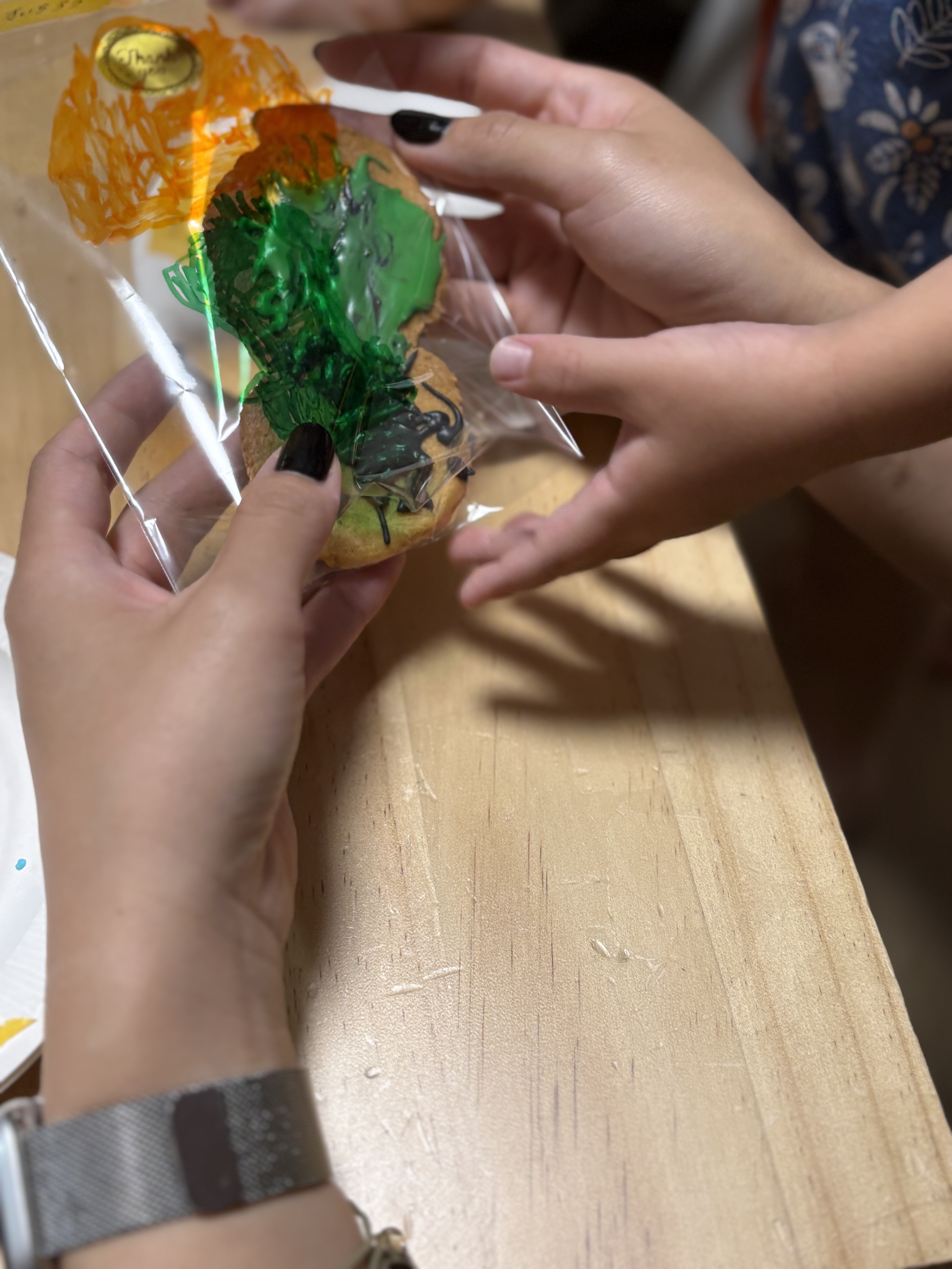 「立体感で勝負!アイシングをこれでもかと高く盛り付けた『3Dデコ』クッキー」
「とにかくたくさん乗せたい!」というパッションのままに、クッキーの上にアイシングを何層も分厚くデコレーションし、まるでお城や山のように立派な立体感を持たせた、遊び心あふれるクッキーのクローズアップ。