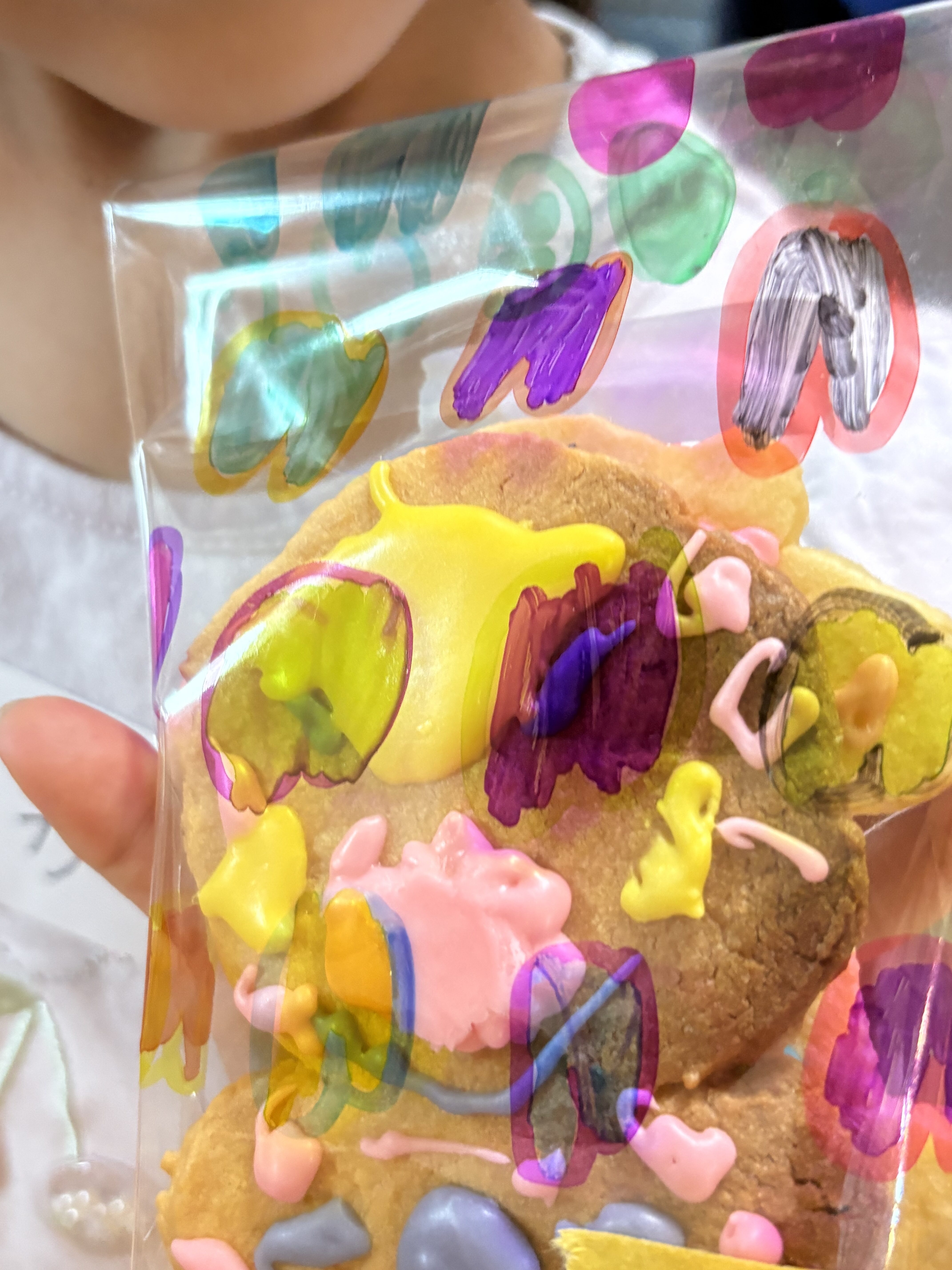 かわいい自分だけのクッキーと一緒に写真をとる様子。