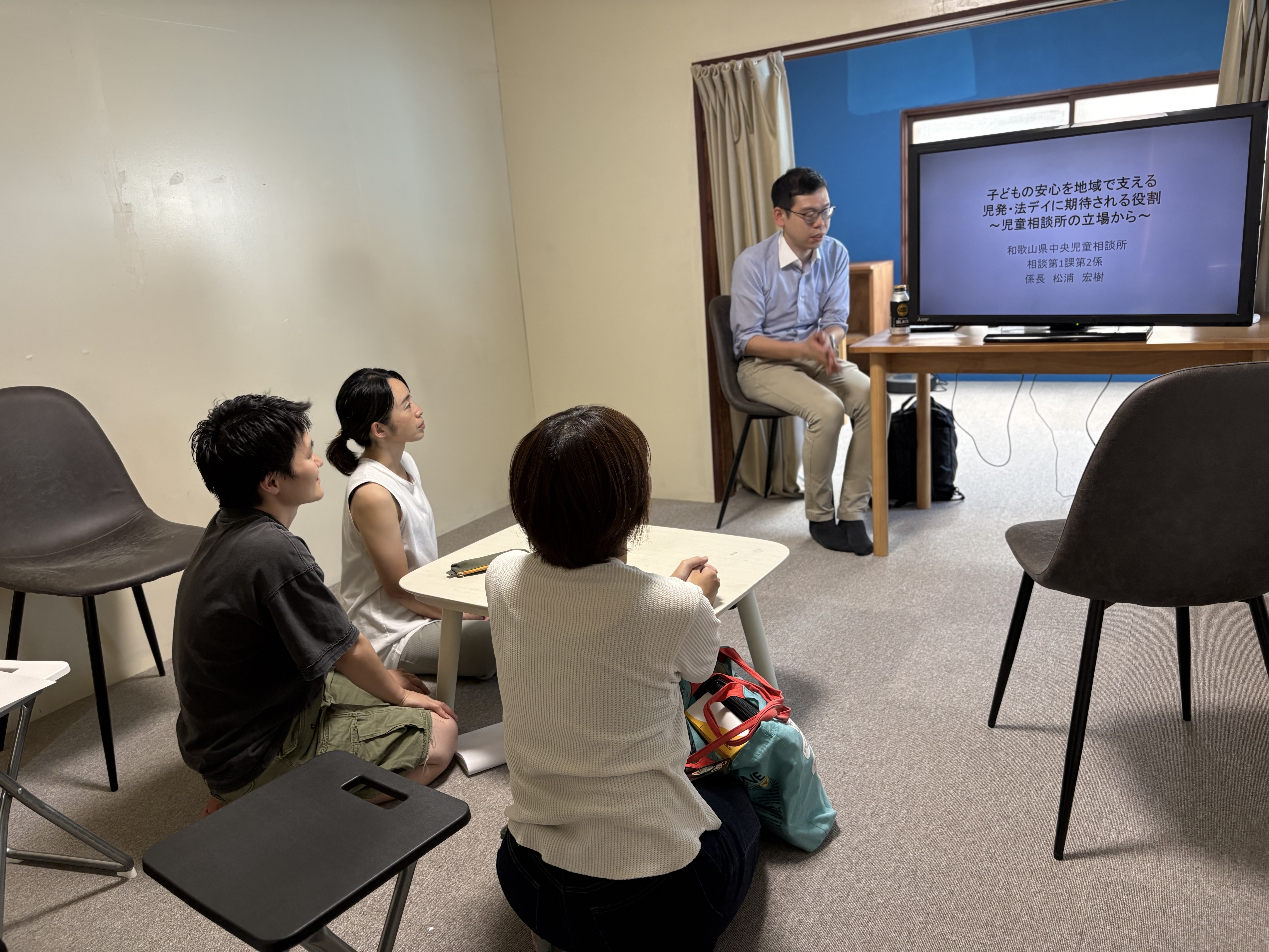 「事例と向き合う真剣な表情。ノートと手元資料に全集中するスタッフ」