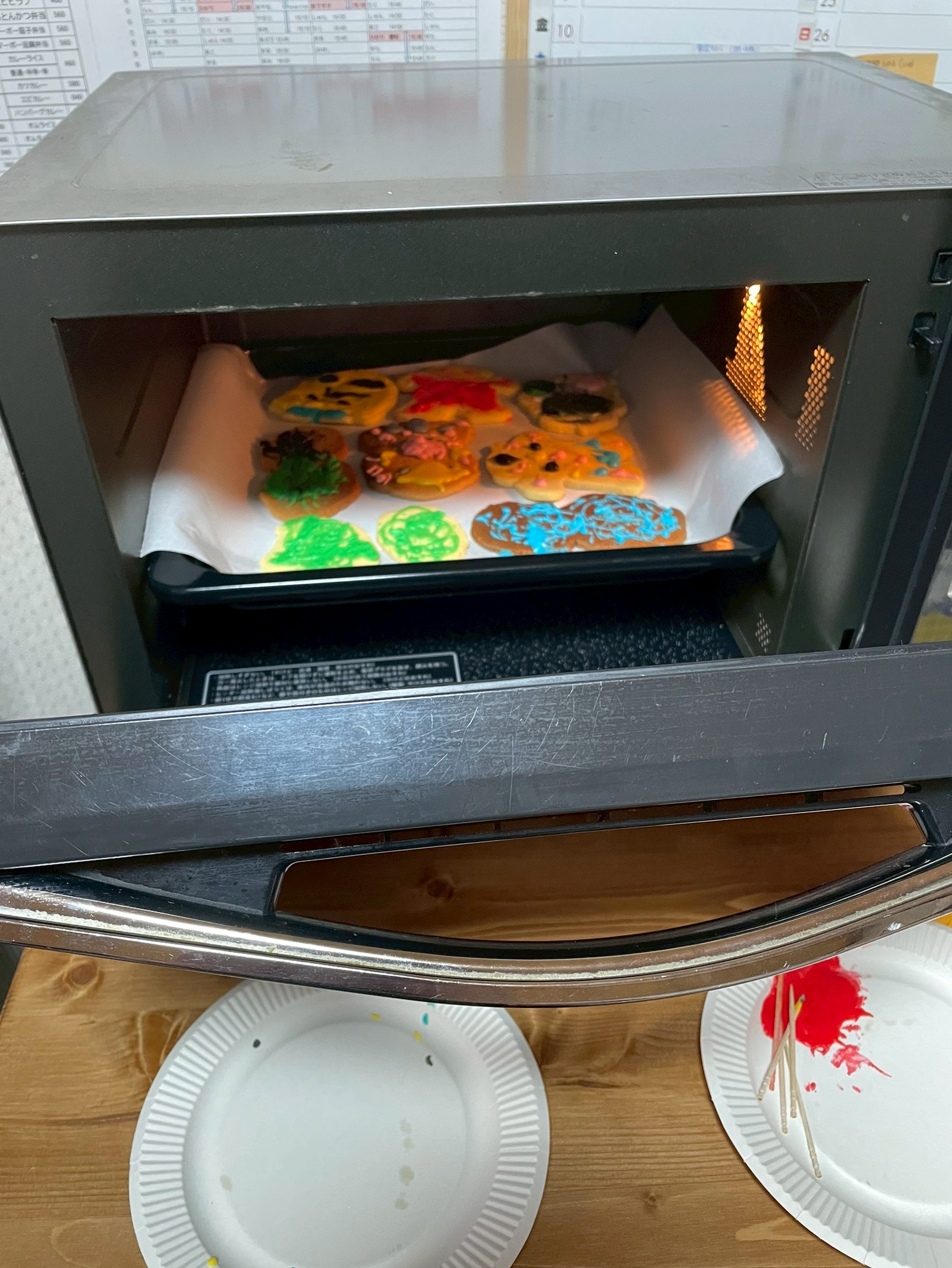 いよいよオーブンで完成だ!!早く世界で一つだけの自分のクッキーを食べたいと待ち遠しい瞬間。