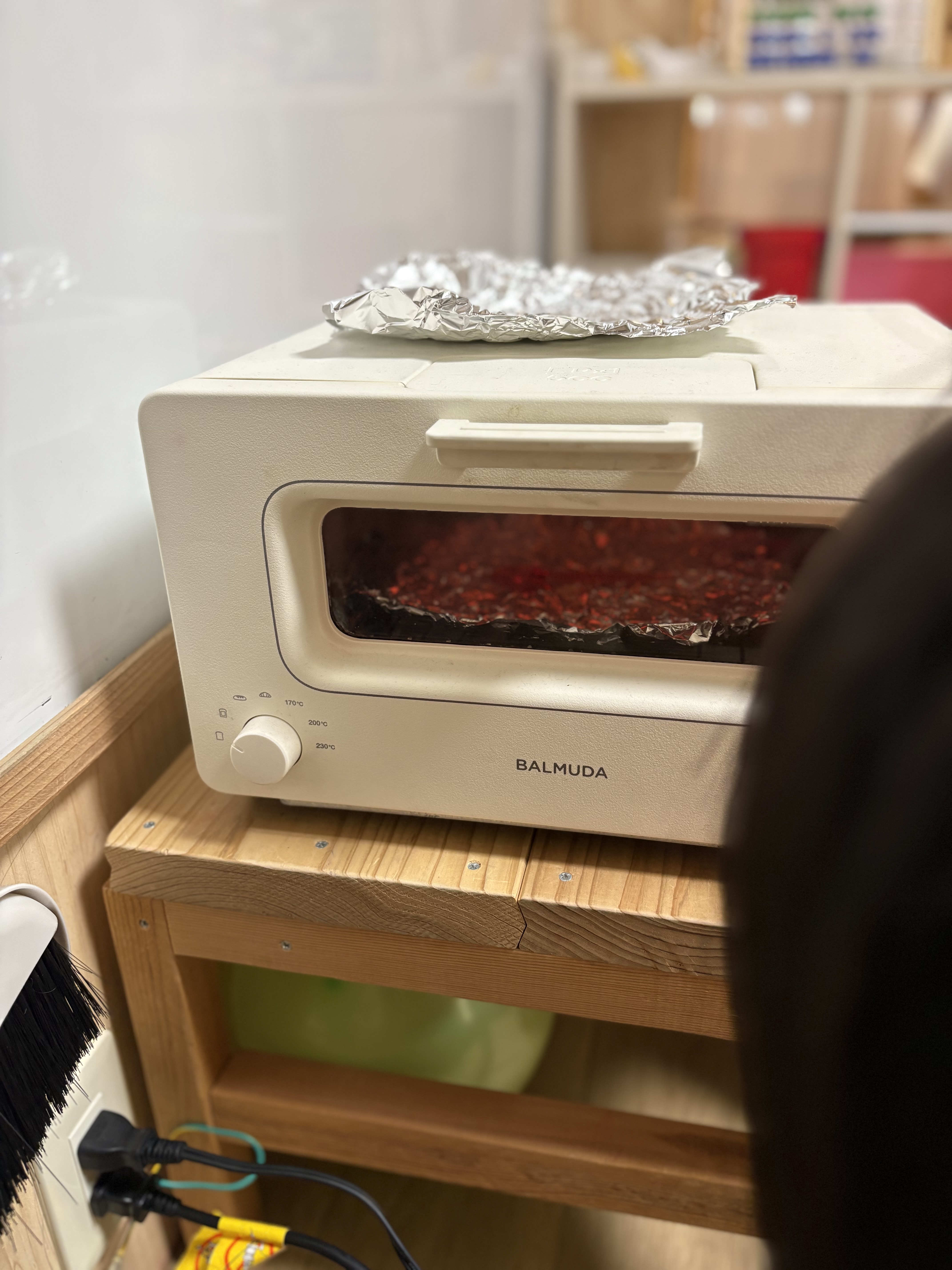「トースターの中をじーっ……！変化の瞬間を見逃さない観察眼」
安全に配慮しながらトースターの網の上に並べられたスプーンと、窓から中を食い入るように覗き込む子どもたちの可愛い後ろ姿。