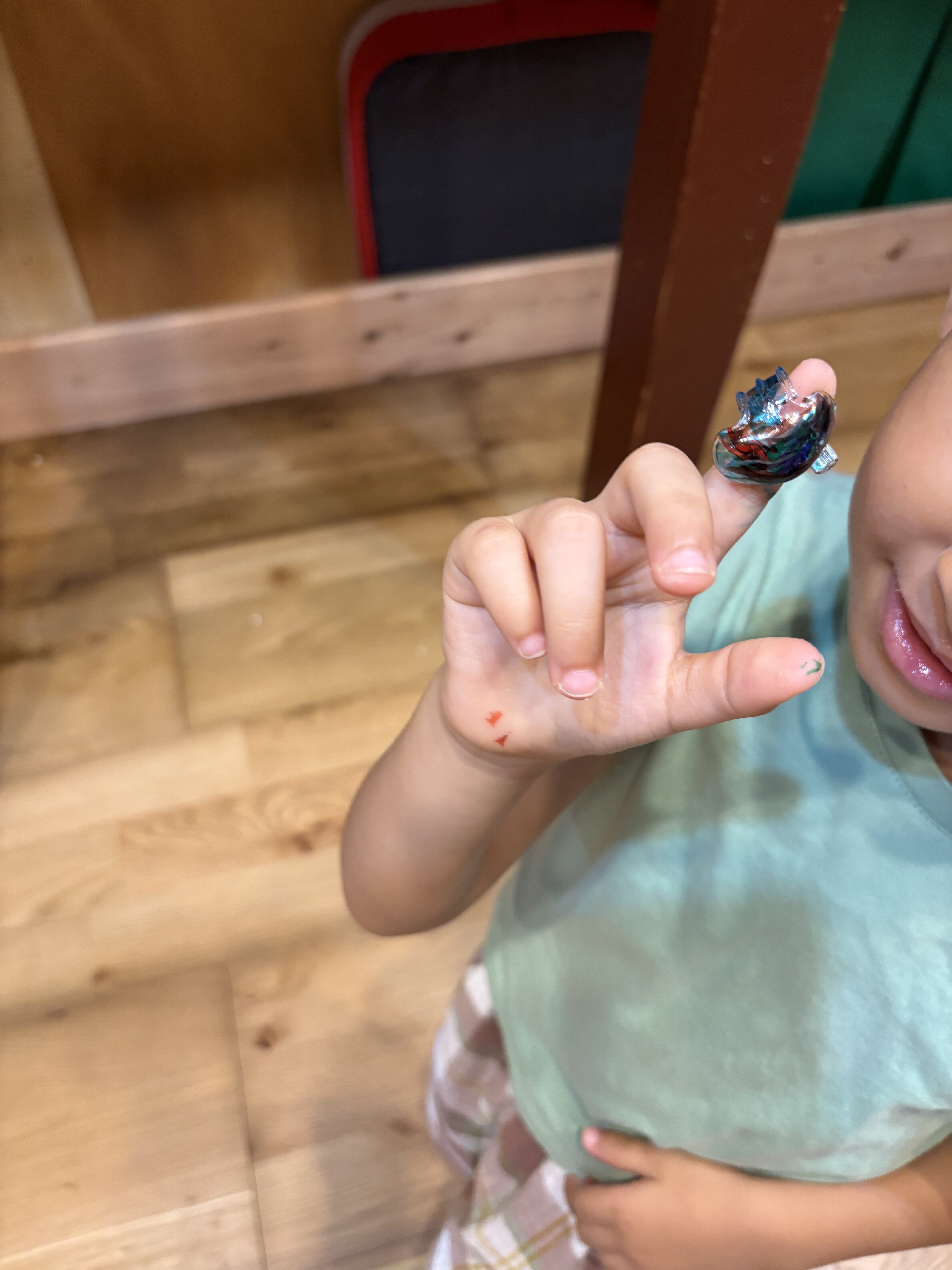 「『ピッタリはまったよ！』自分の指にはめて嬉しそうなガッツポーズ」
完成したリングをそっと自分の指に通し、「見て見て！サイズもピッタリ！」と大興奮で見せてくれる弾ける笑顔。