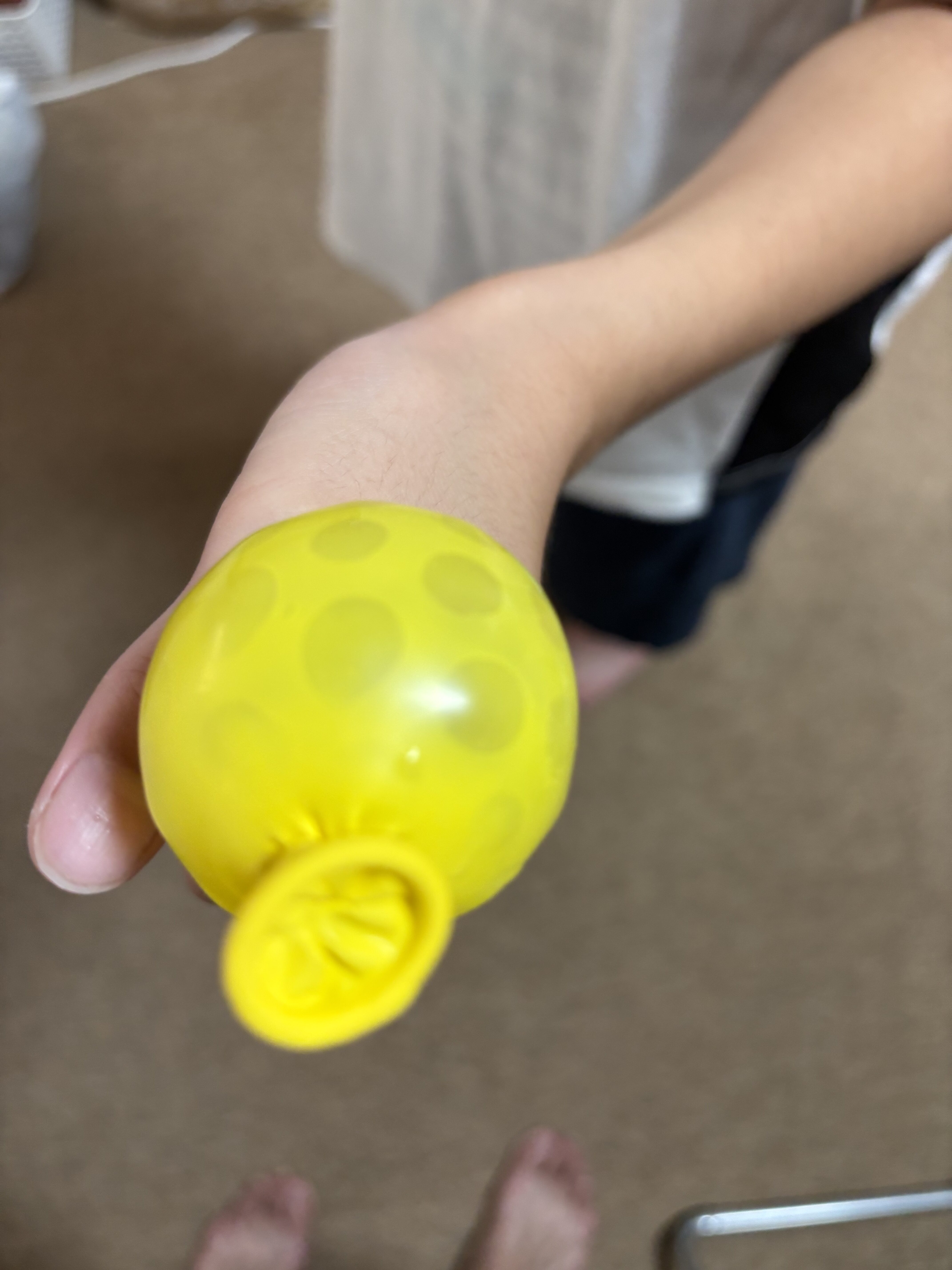 「『水を入れたらどうなる?』子どものひらめきから始まる実験タイム」
蛇口やジョウロから、ビーズの入った風船にそーっと水を注ぎ込んでいく、探究心あふれる手元のカット。
