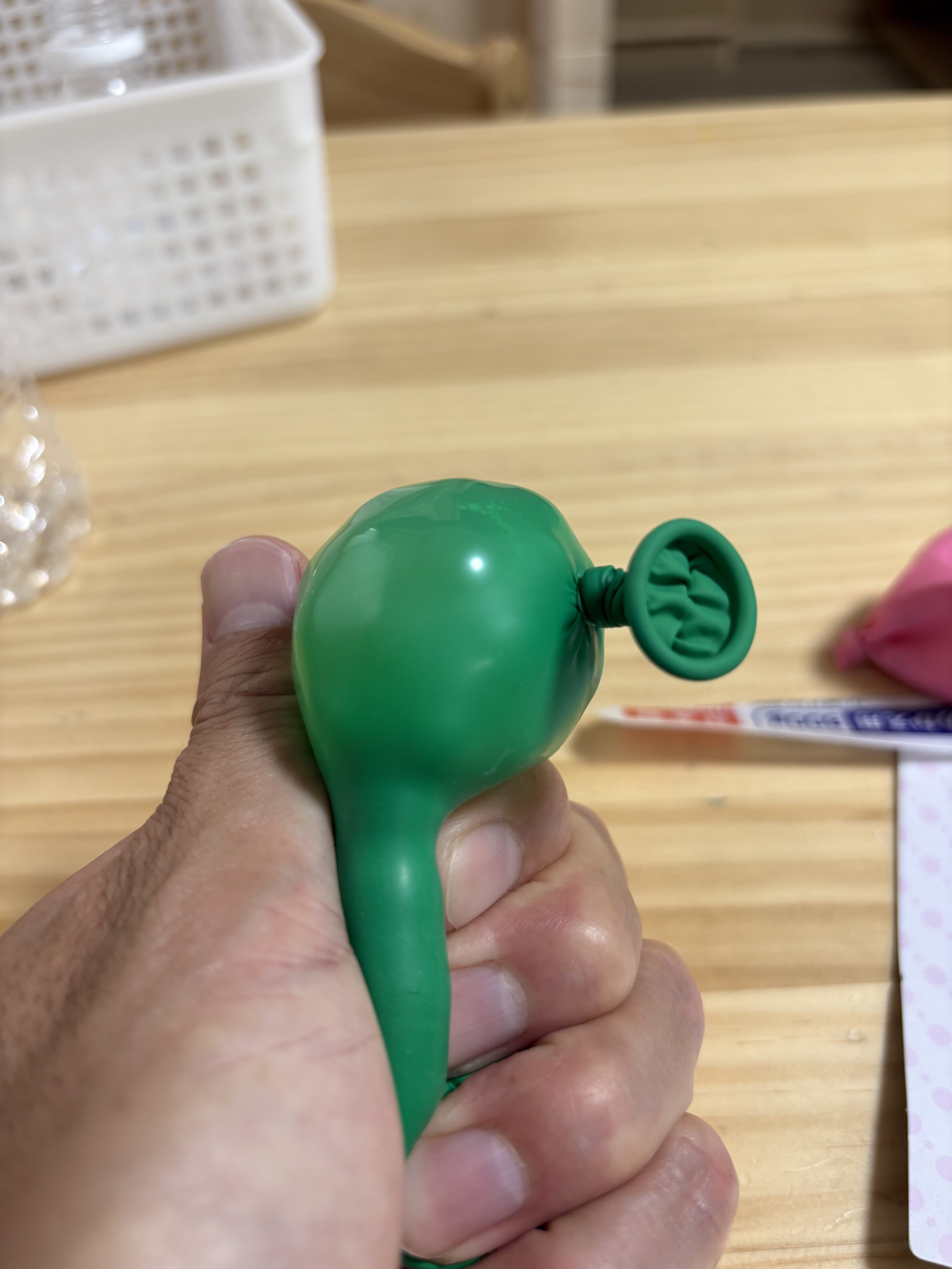 ぷにぷにして気持ちいいとスタッフにも試してと笑顔で教えてくれる様子。
