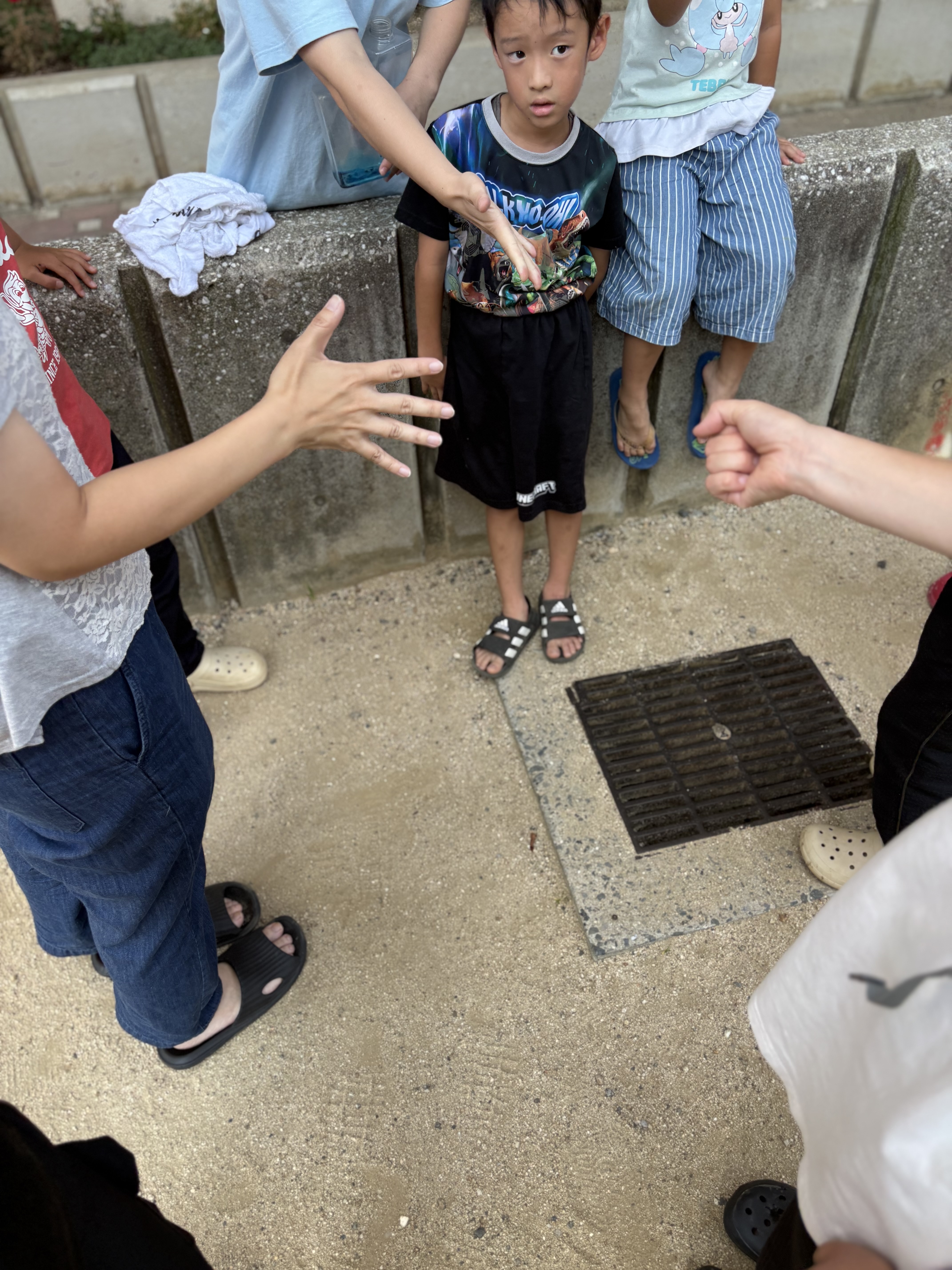 「『絶対に勝つぞー！』勝負を前に円陣を組んで気合十分」
チームごとに集まり、小さな手を重ね合わせて「おー！」と元気に気合を入れる子どもたちの笑顔。