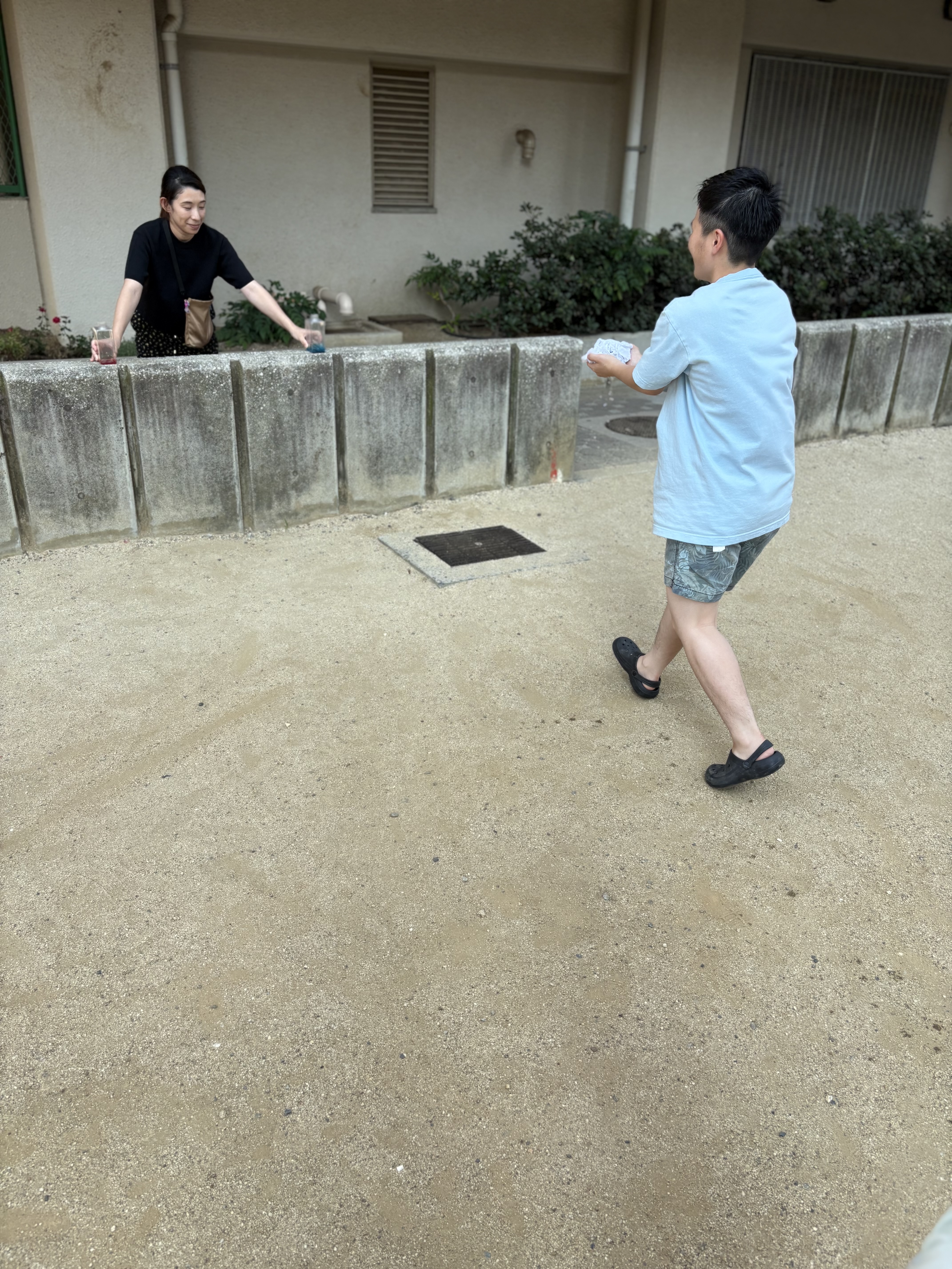「『落とさないように……！』体幹を意識してスピードコントロール」
走る途中でタオルからお水がこぼれないよう、バランスを取りながら慎重かつスピーディーに進む空間認知の1コマ。