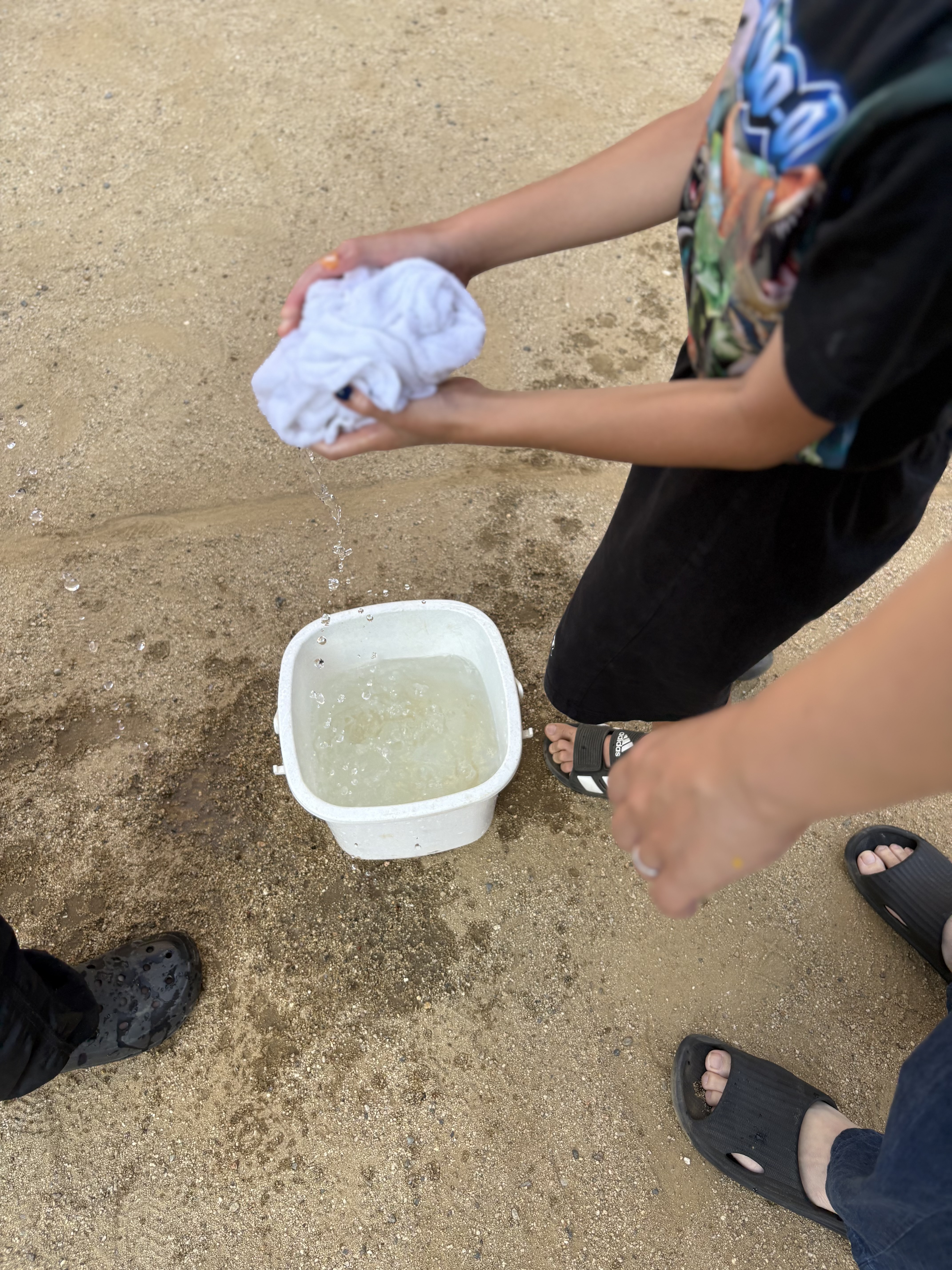 「ずっしり重い！水滴を散らしながら日陰を全力疾走」
お水を含んで重くなったタオルを落とさないようぎゅっと握り締め、日陰のコースをダッシュしていく躍動感あふれるカット。