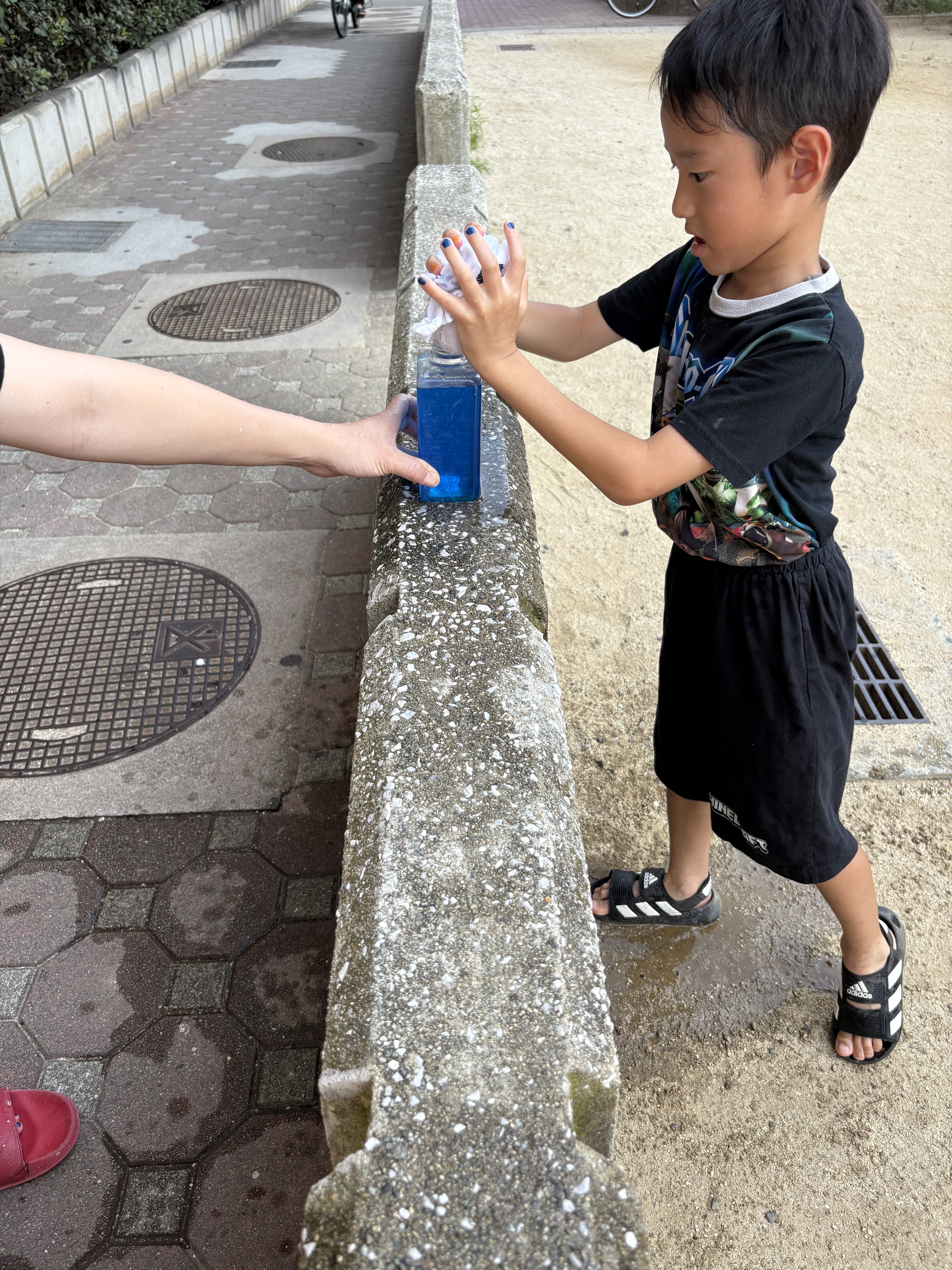 「『満タン達成ーー！！』溢れんばかりの色水ボトルを抱えて大歓喜」
ついに水がボトルの口まで到達し、「入ったーー！」と完成した色水ボトルを掲げてガッツポーズを決めるチームのカット。