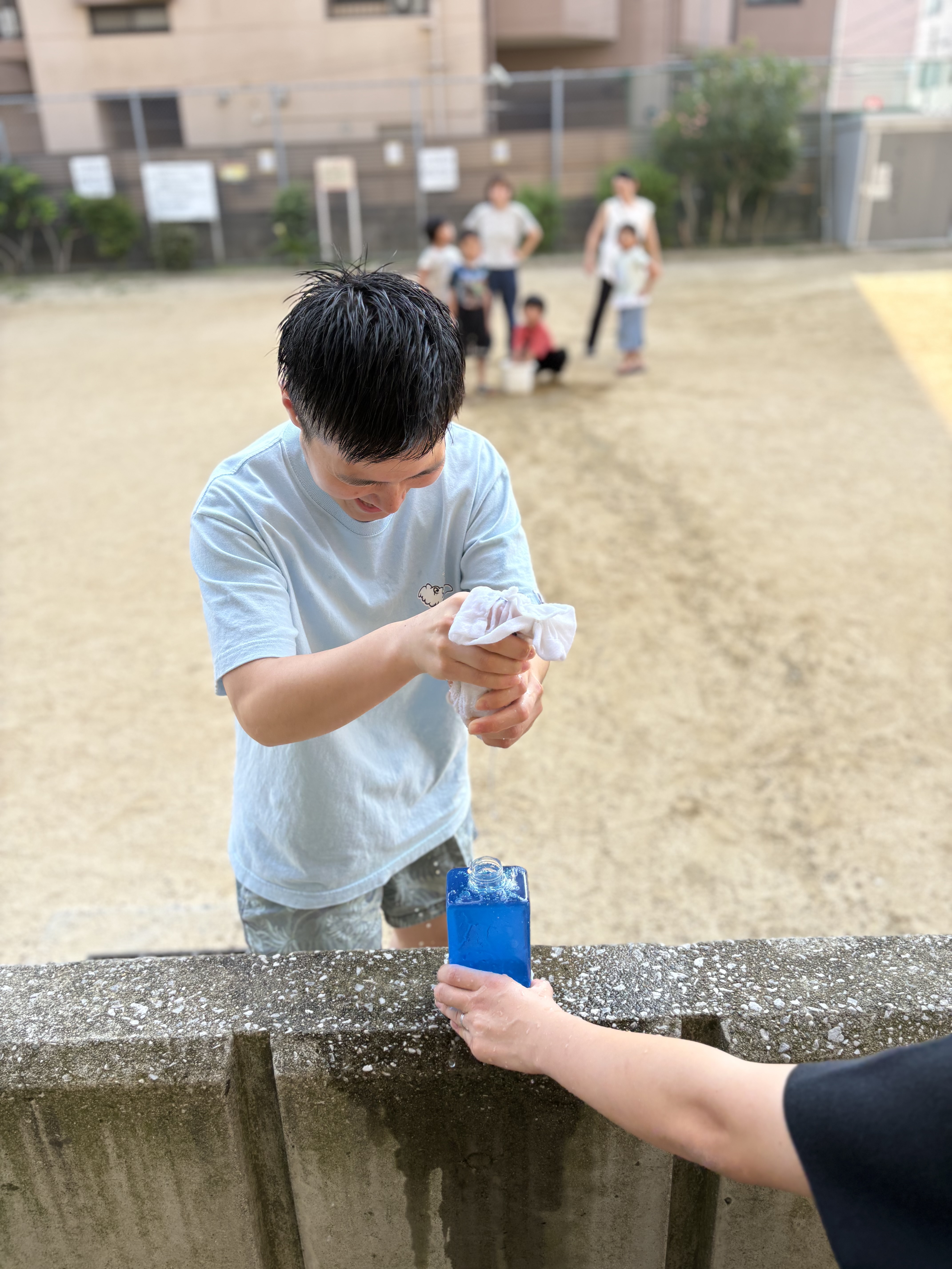 「『もっと絞ってー！』待っている間もチーム一つになって大応援」
コースの横で「頑張れー！」「あとちょっと！」と手を叩いてお友達を全力で応援している、協調性あふれる子どもたちの表情。