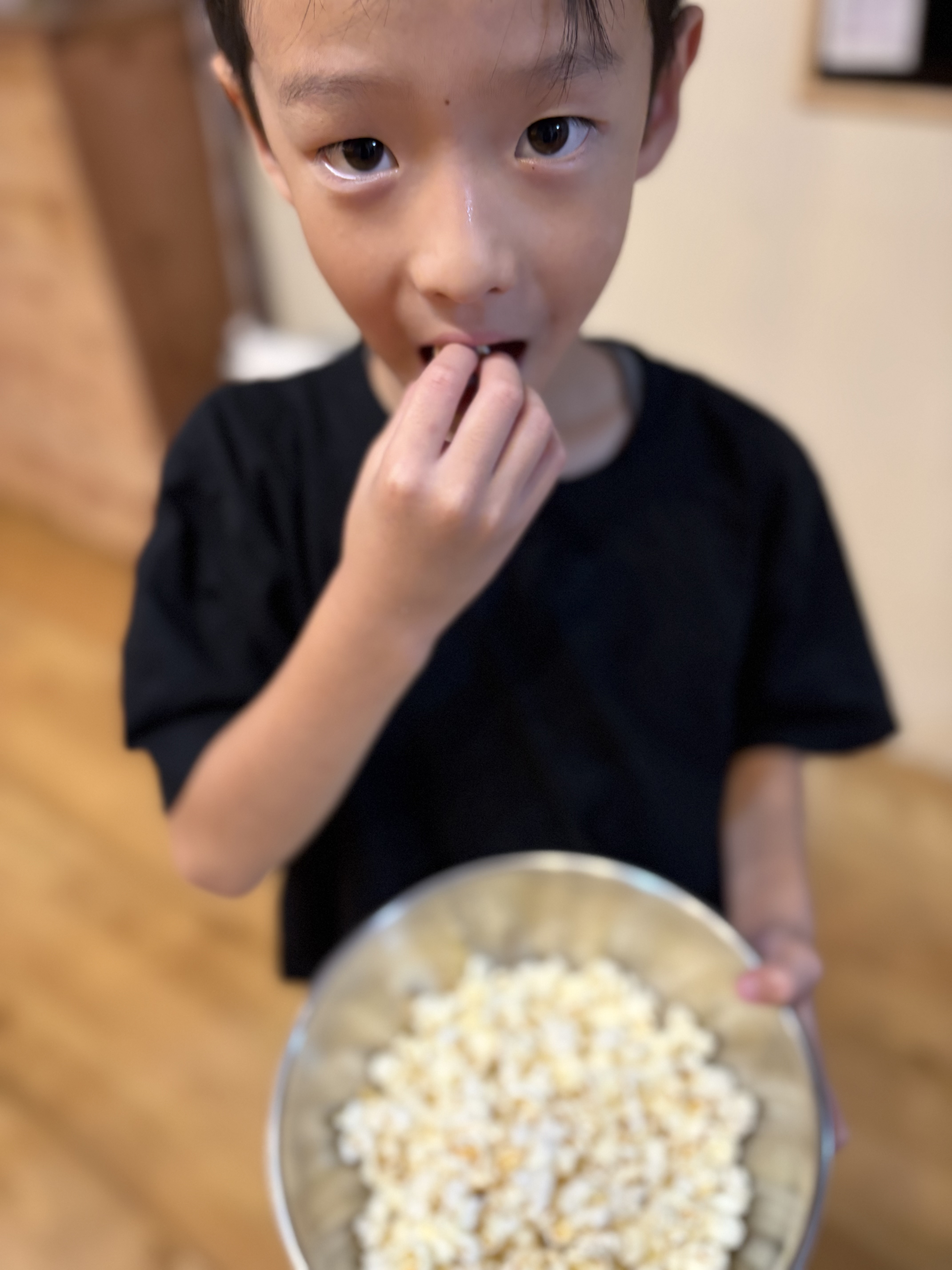 「『わぁ〜すごい！できた！』香ばしい香りに包まれた弾ける笑顔」
モコモコと溢れ出たポップコーンを見て、「できたーー！」と目を輝かせて大喜びする子どもたちの引きショット。