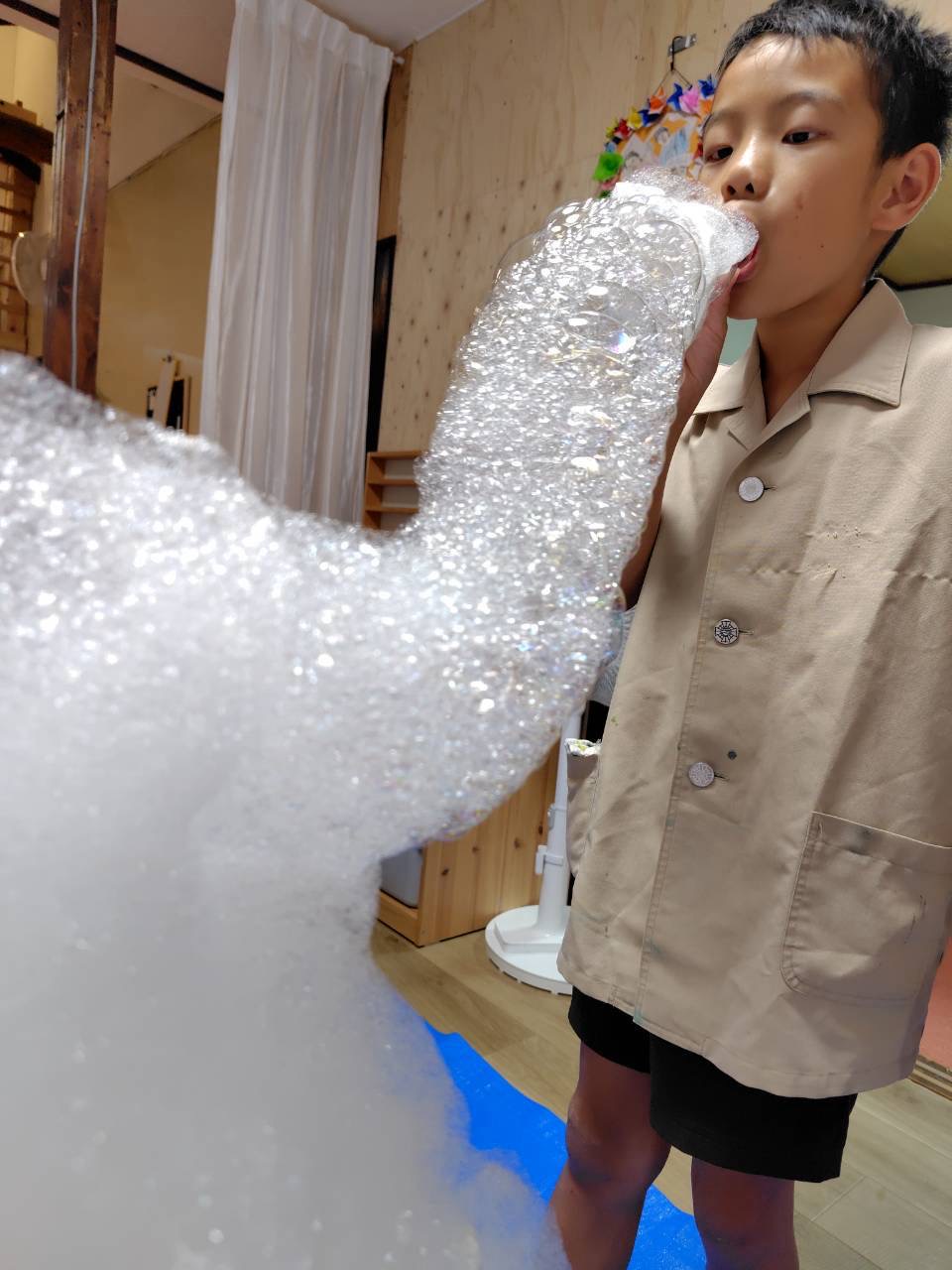 「『ニョキニョキ〜!どこまで伸びるの!?』勢いよく溢れ出る泡の列」
トレーの上にどんどん泡が吐き出され、長い蛇のように伸びていく大迫力ショット。