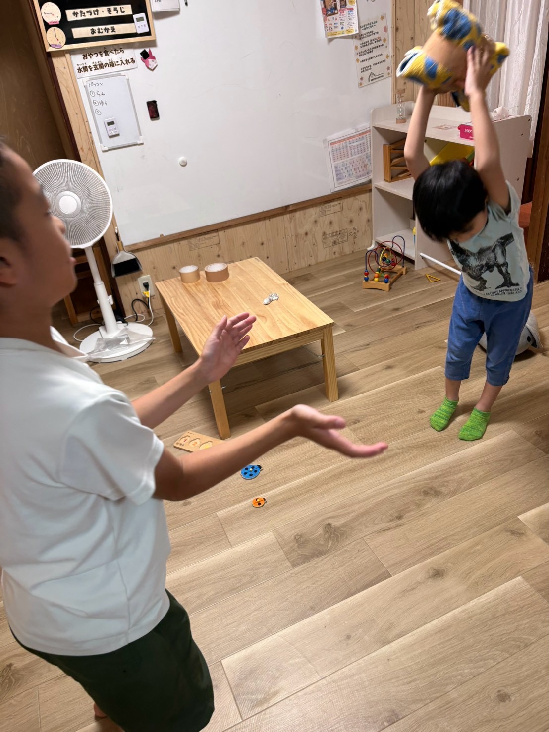 「『せーの、シャカシャカ!』タオル越しに全力でフリフリ」
ペアでしっかり袋を持ち、リズムよく上下にシェイクする動的な引きショット。