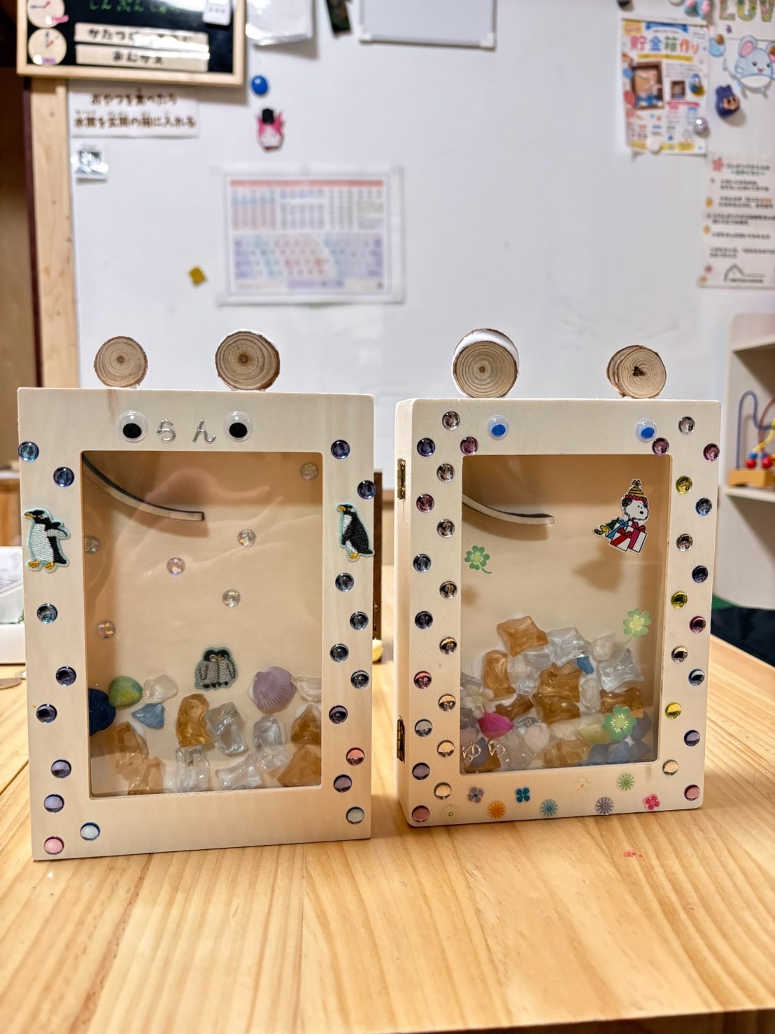 「世界にひとつだけ!個性あふれる作品がズラリ」
子どもたちのこだわりと「好き」が詰まった色とりどりの貯金箱を並べた作品集。