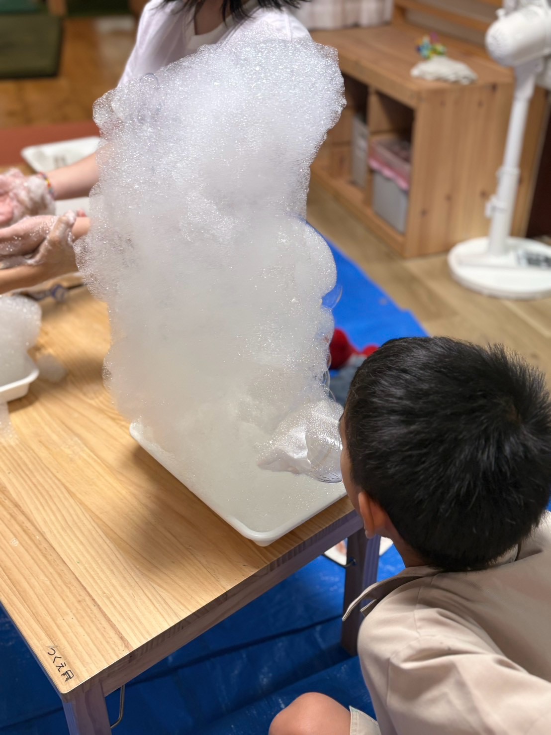 「『そーっと吹くと、きめ細かい泡になるよ!』加減をマスターする手元」
優しく吹くことで崩れにくい密な泡が生まれていく、発見に満ちた一コマ。