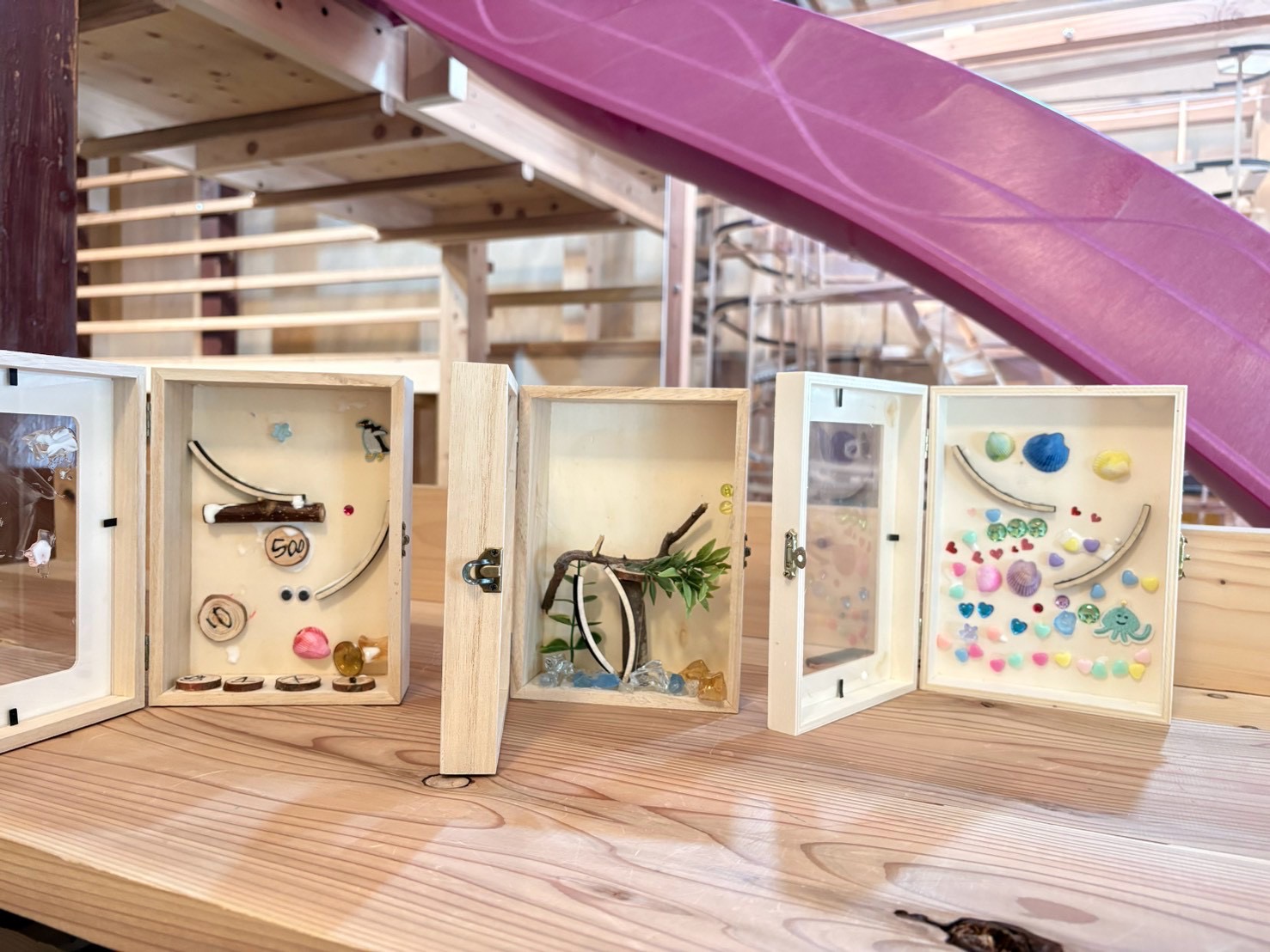 「気づけば1時間超え!没頭し続ける部屋全体の集中した空気感」
誰も集中を切らさず、黙々と自分の作品と向き合い続ける部屋全体の引きショット。