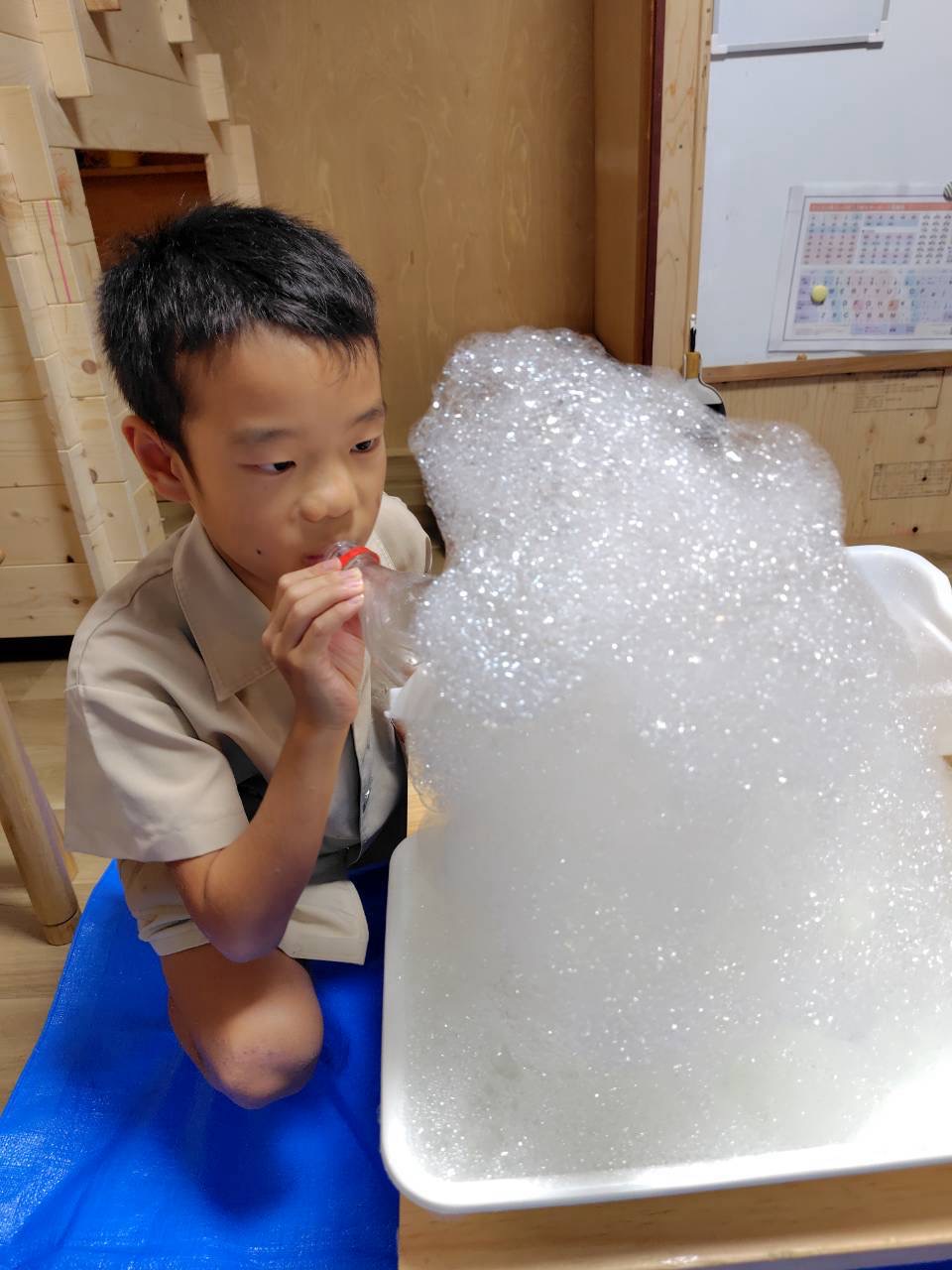 「フッ…『出たー!白い泡がもくもく!』感動の第一波」
道具の先からニョキニョキと白い泡が顔を出し、「うわぁぁ!」と歓声が上がる最初の瞬間。