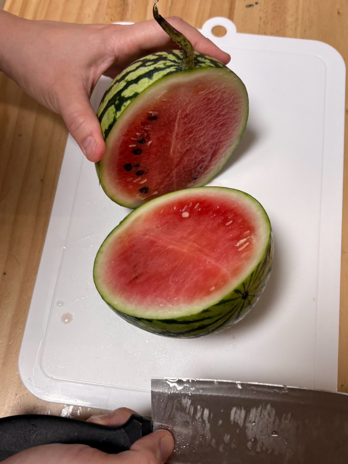 「パカッ!真っ赤な果肉がお目見え『わぁ〜!美味しそう!』」
包丁を入れてふたつに割れた瞬間、瑞々しい真っ赤な断面が現れて歓声が上がる迫力のカット。