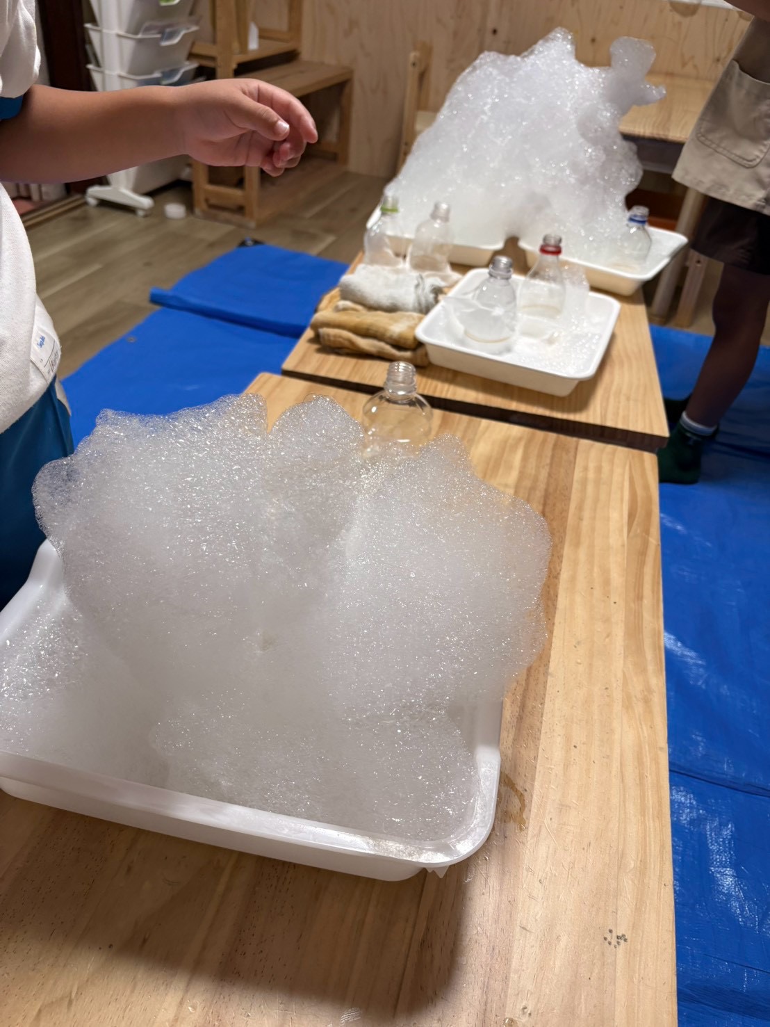 「『お水・洗剤・お砂糖を混ぜると…?』魔法の液づくりに興味津々」
ボウルに入った魔法の液をじーっと覗き込み、「何ができるんだろう?」と目を輝かせるスタートカット。