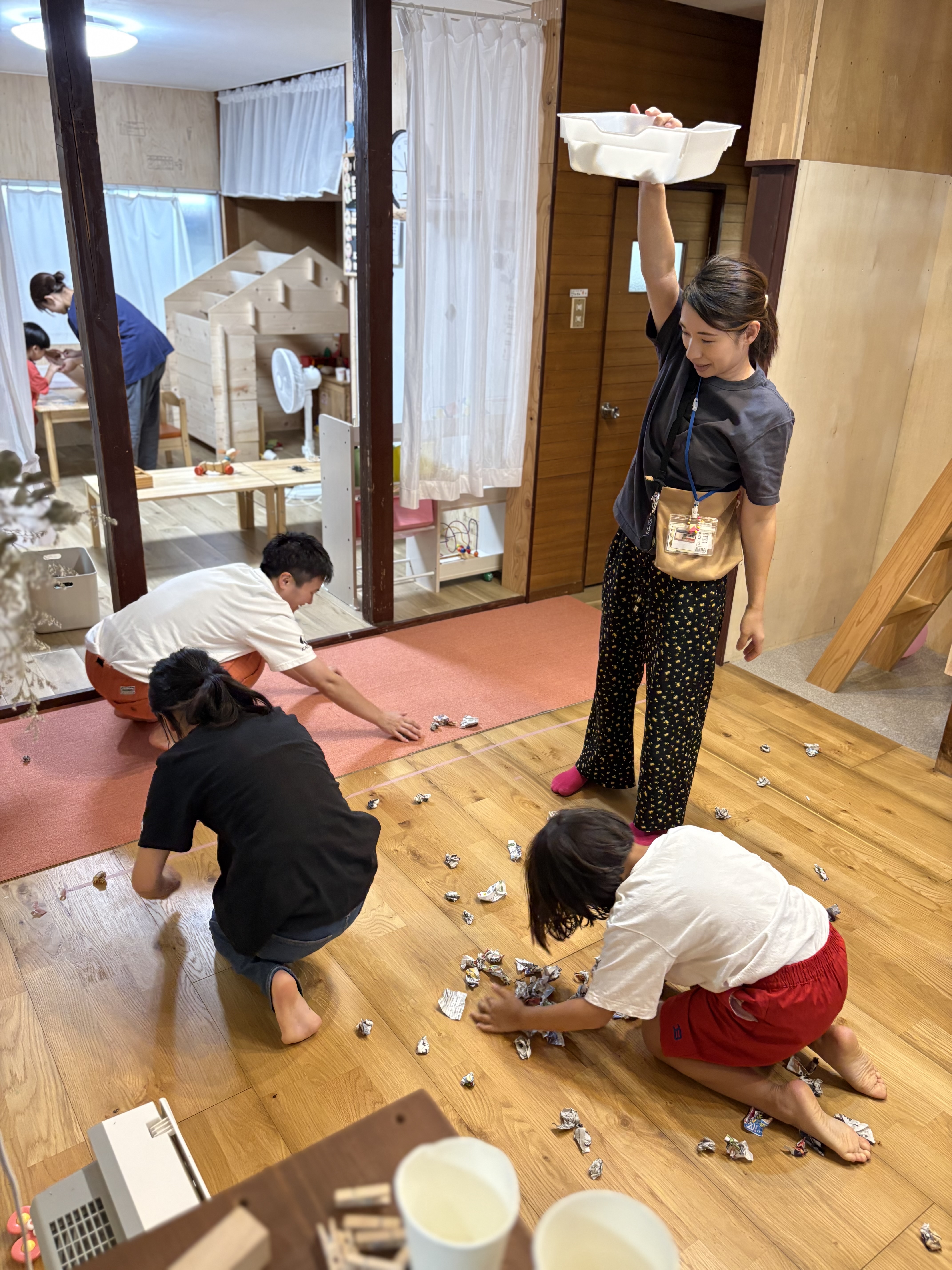 「最後は玉入れ大会！カゴを目指して『えいっ！』」
集めた新聞紙をカゴに向かって一斉に投げ入れる、白熱の玉入れスタートカット。