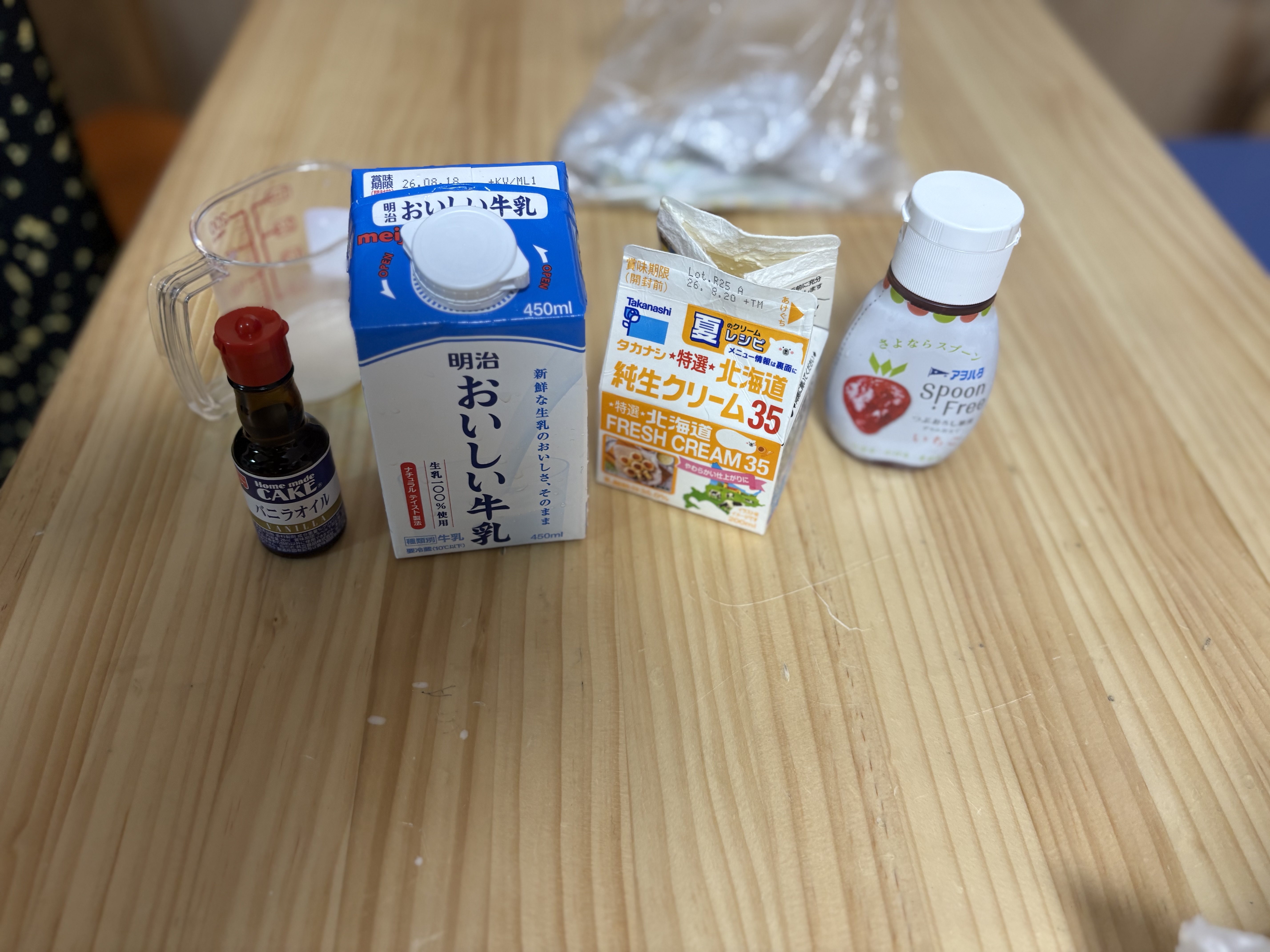 「ジッパーバッグへ材料投入!『美味しくな〜れ』とそーっと準備」
牛乳や砂糖、生クリームなどの材料を計量し、慎重にバッグへ注ぎ入れる真剣な手元。
