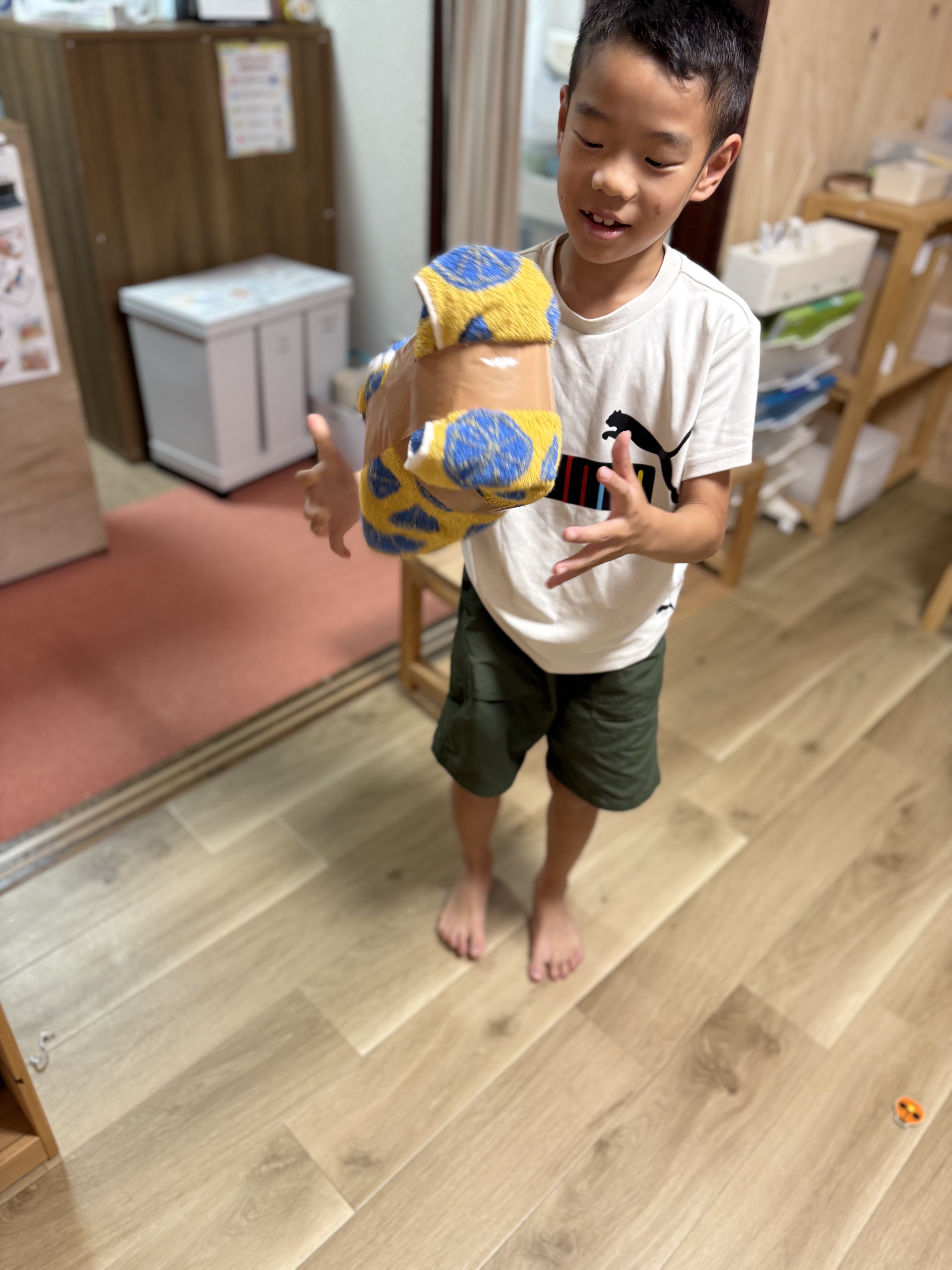 「『これで冷たくないし、しっかり振れるよ!』準備完了の笑顔」