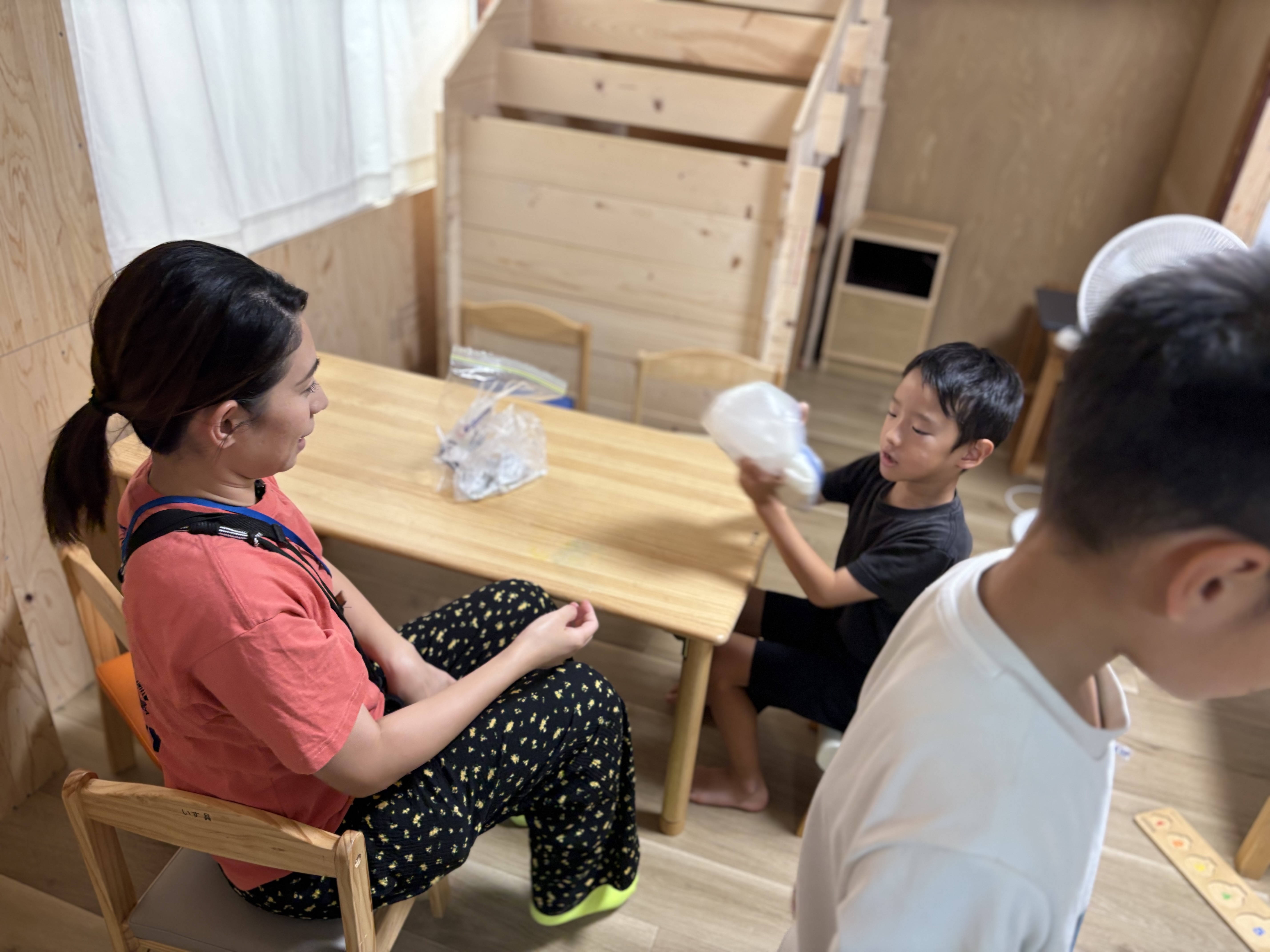 「『これで準備OK!』溢れないようにしっかりジッパーを閉める真剣な手元」