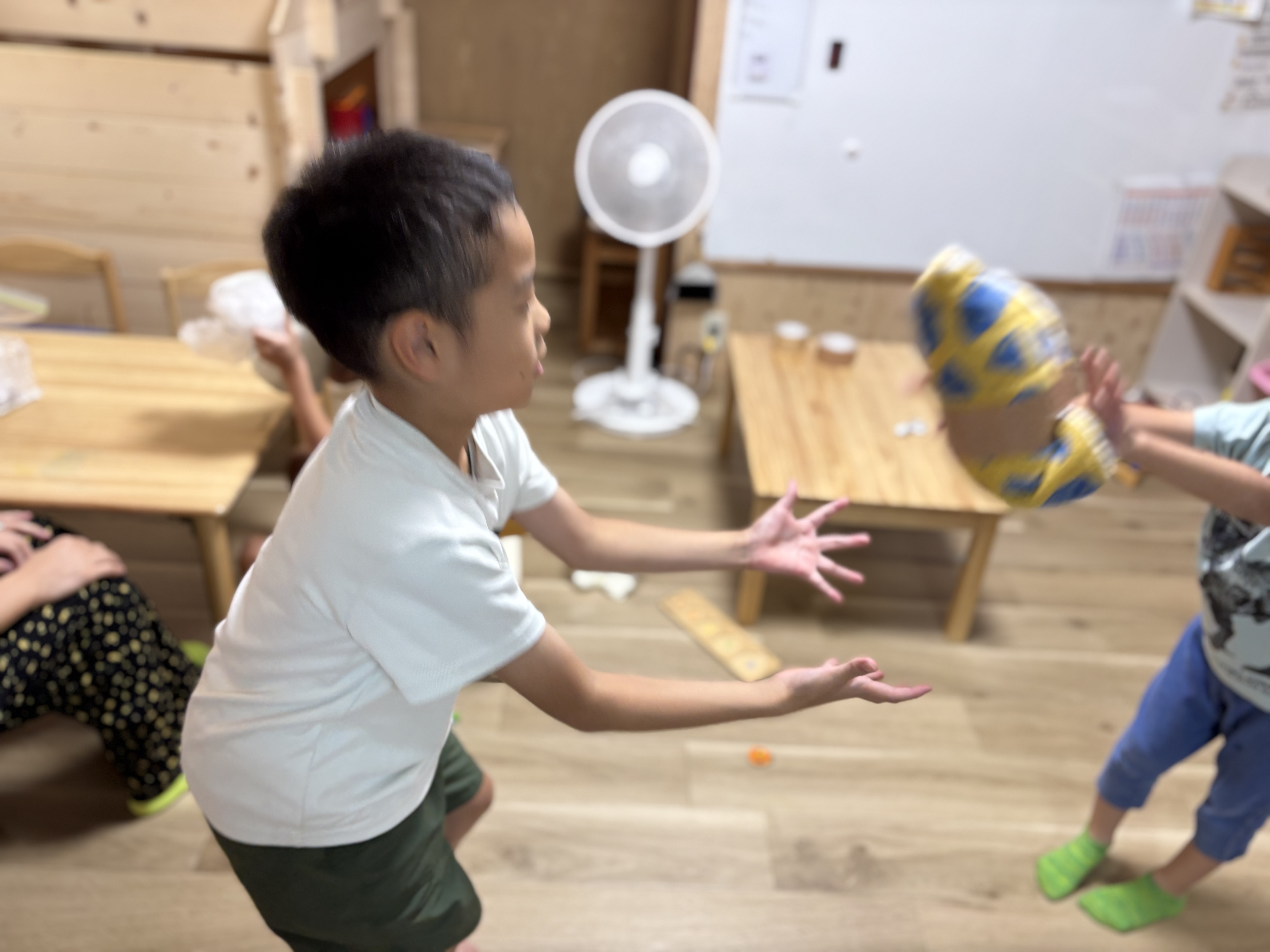 「『腕が疲れてきた〜!』『次かわるよ!』頼もしいバトンタッチ」
「交代するね!」と袋を手渡し、お友達同士で助け合う温かい一コマ。