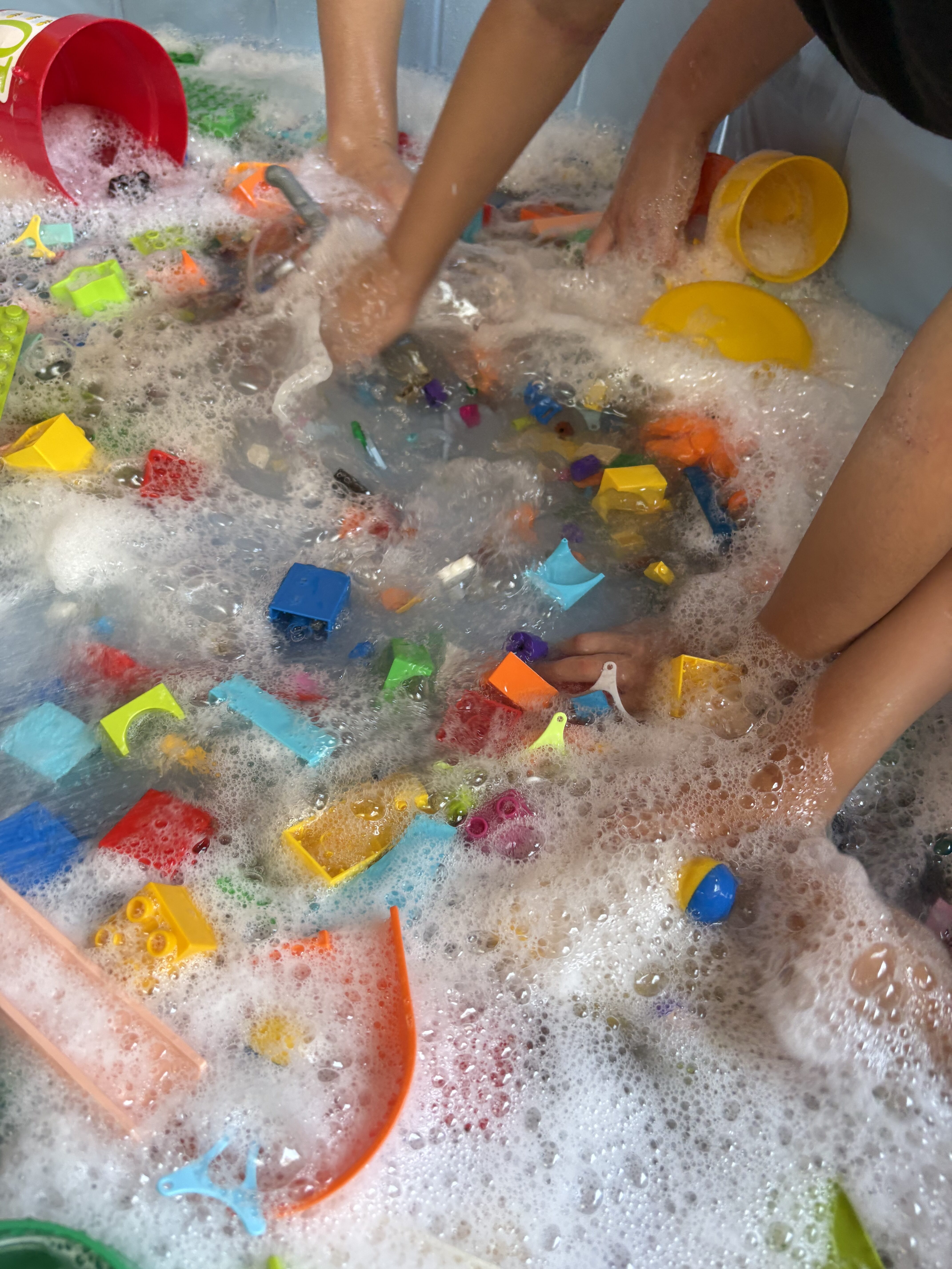 気持ちいいから、足も付けようかなと、様子を伺う瞬間。