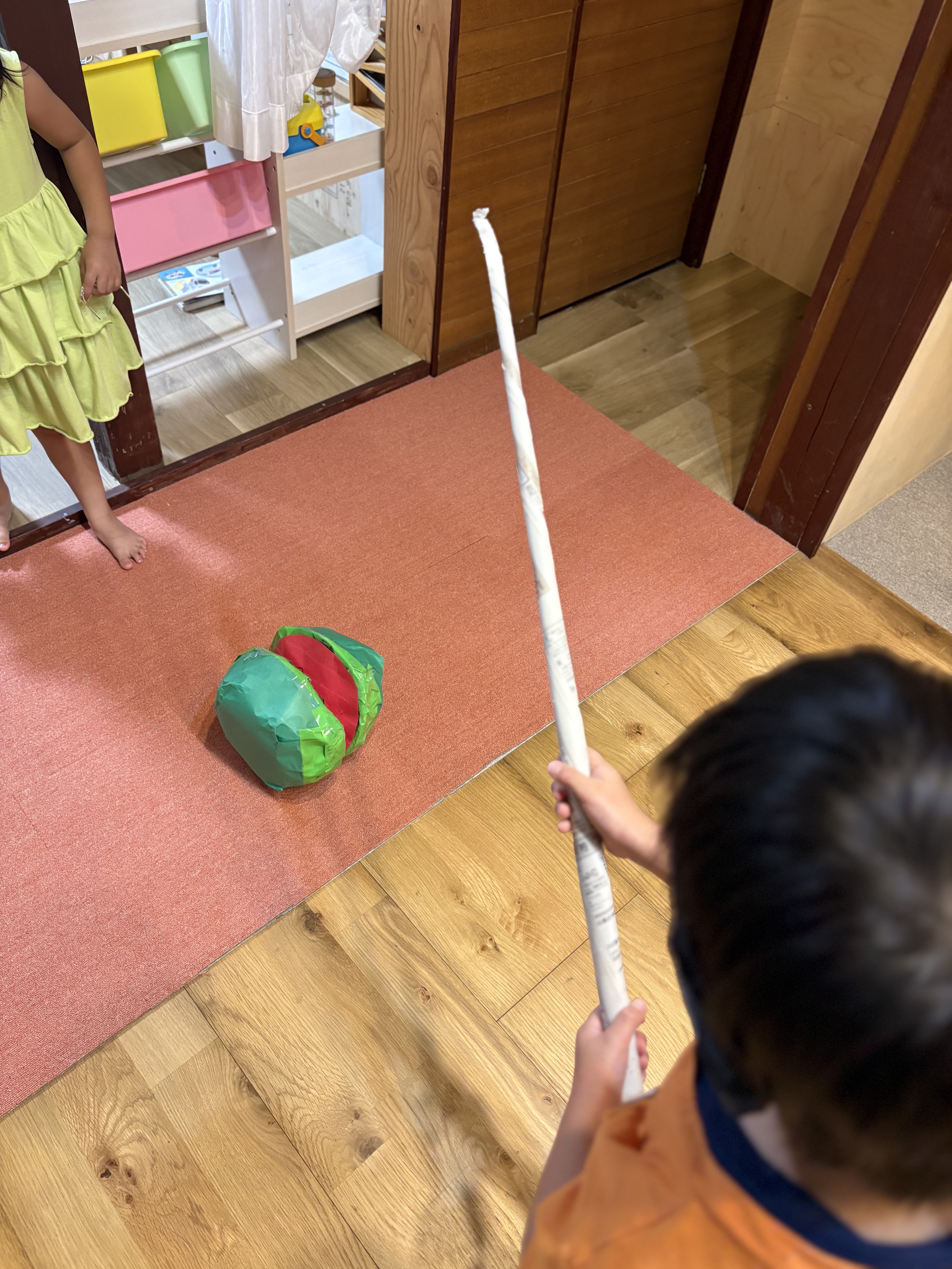 「『右にあと2歩!そのまま前!』熱のこもった具体的アドバイス」
周りのお友達が身乗り出して「もっと右!」「あと半歩!」と手振り付きで声をかける真剣な表情。