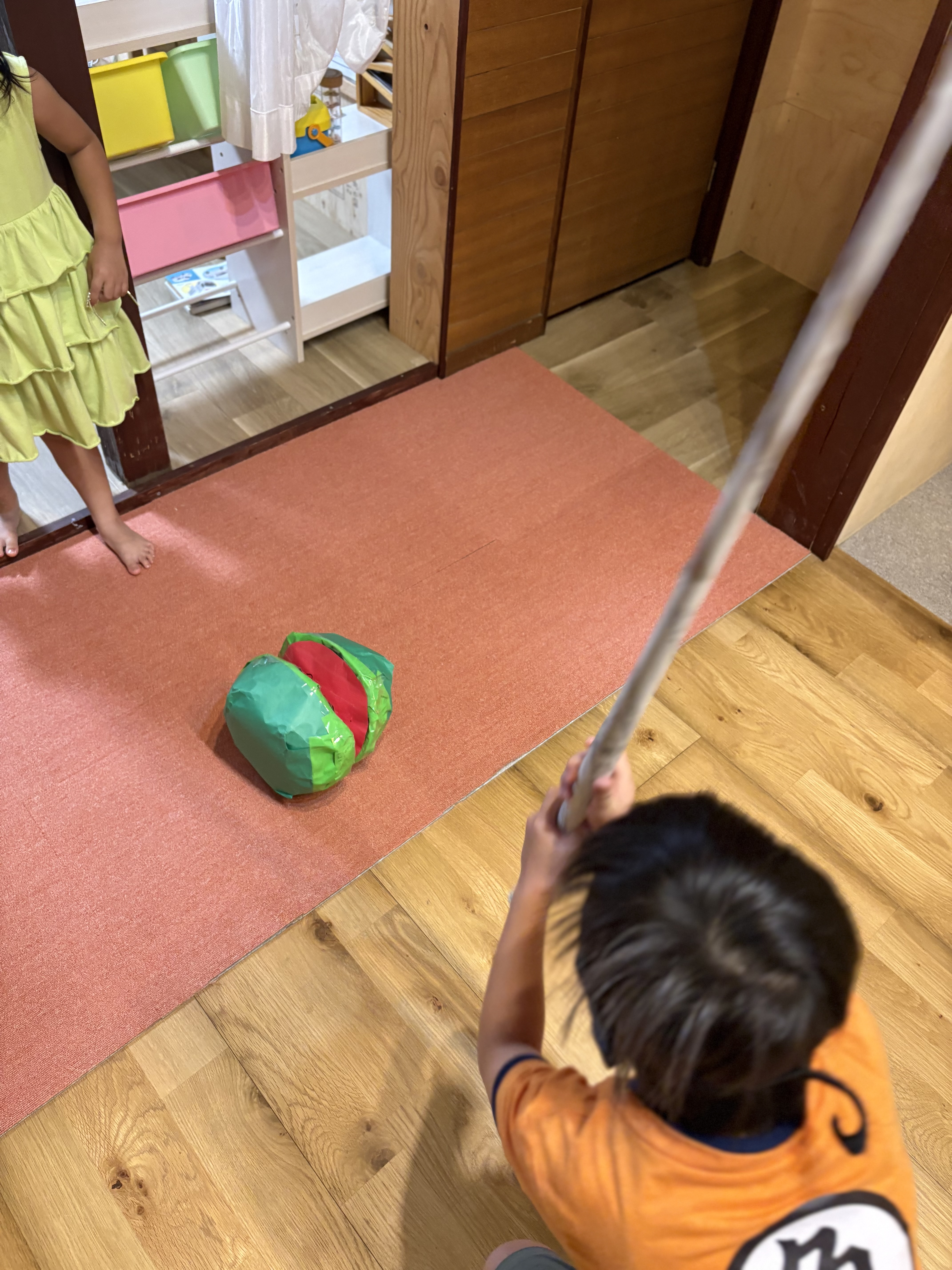 「『お兄ちゃんの声を頼りに…』低学年の子も慎重に前進!」
お兄さんたちの指示をしっかり聞き取りながら、ゆっくりとスイカへ近づくほほえましい一コマ。