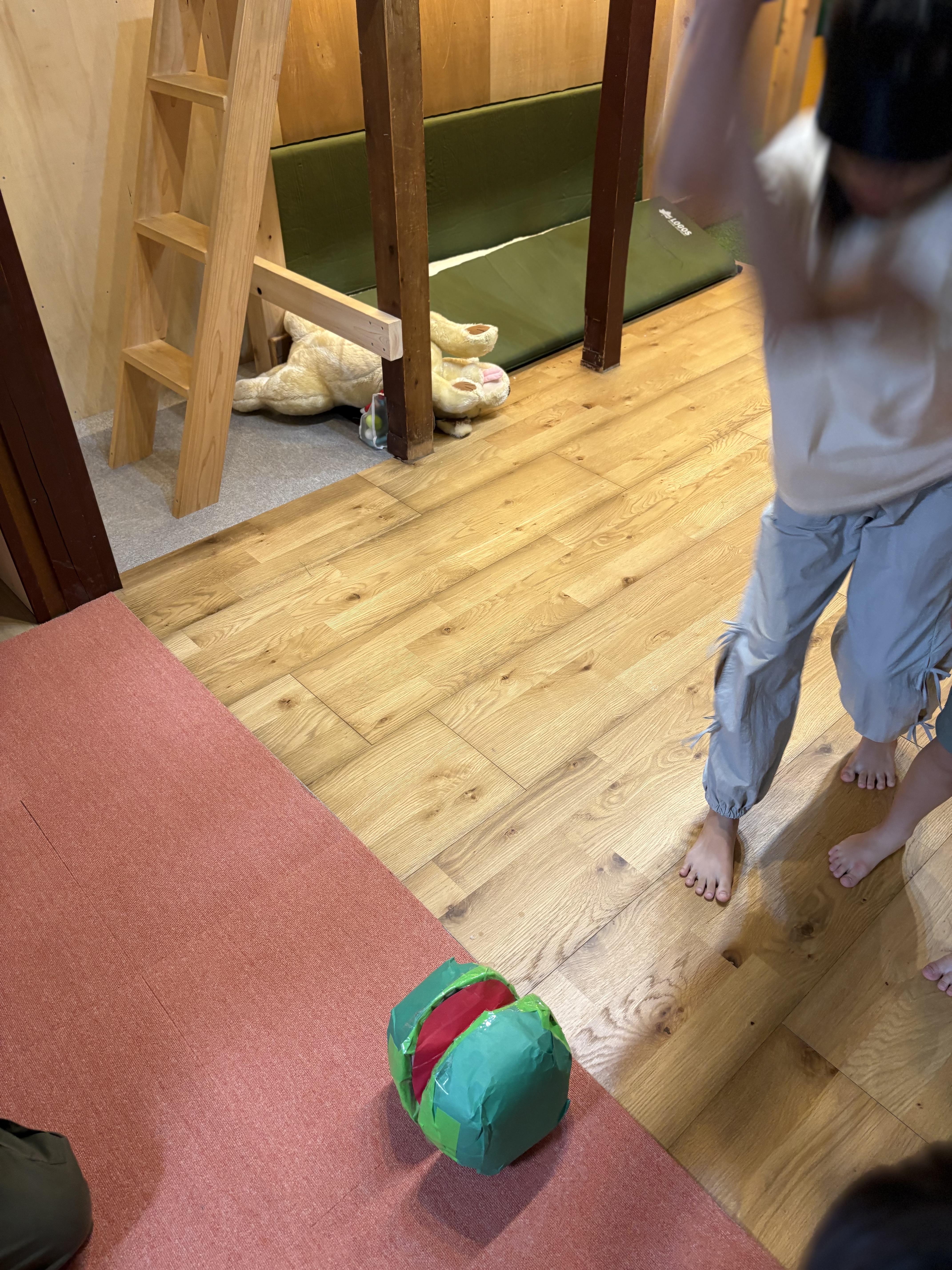 「『そこだ、振って!』渾身の一撃を繰り出す瞬間」
指示を信じて、スイカに向かって棒を大きく振りかぶる力強いポーズ。