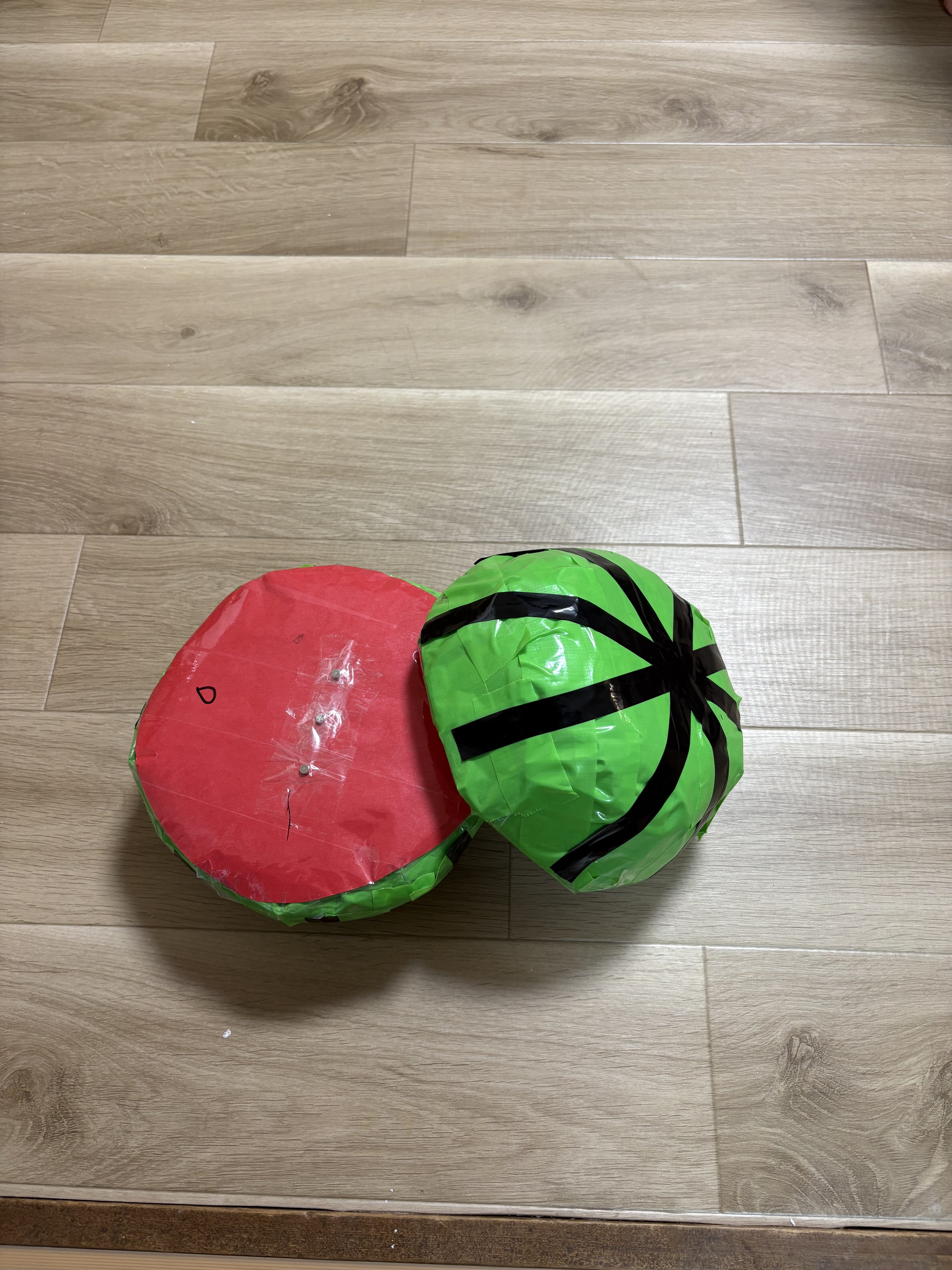 本物のスイカみたいだと喜ぶシーン。