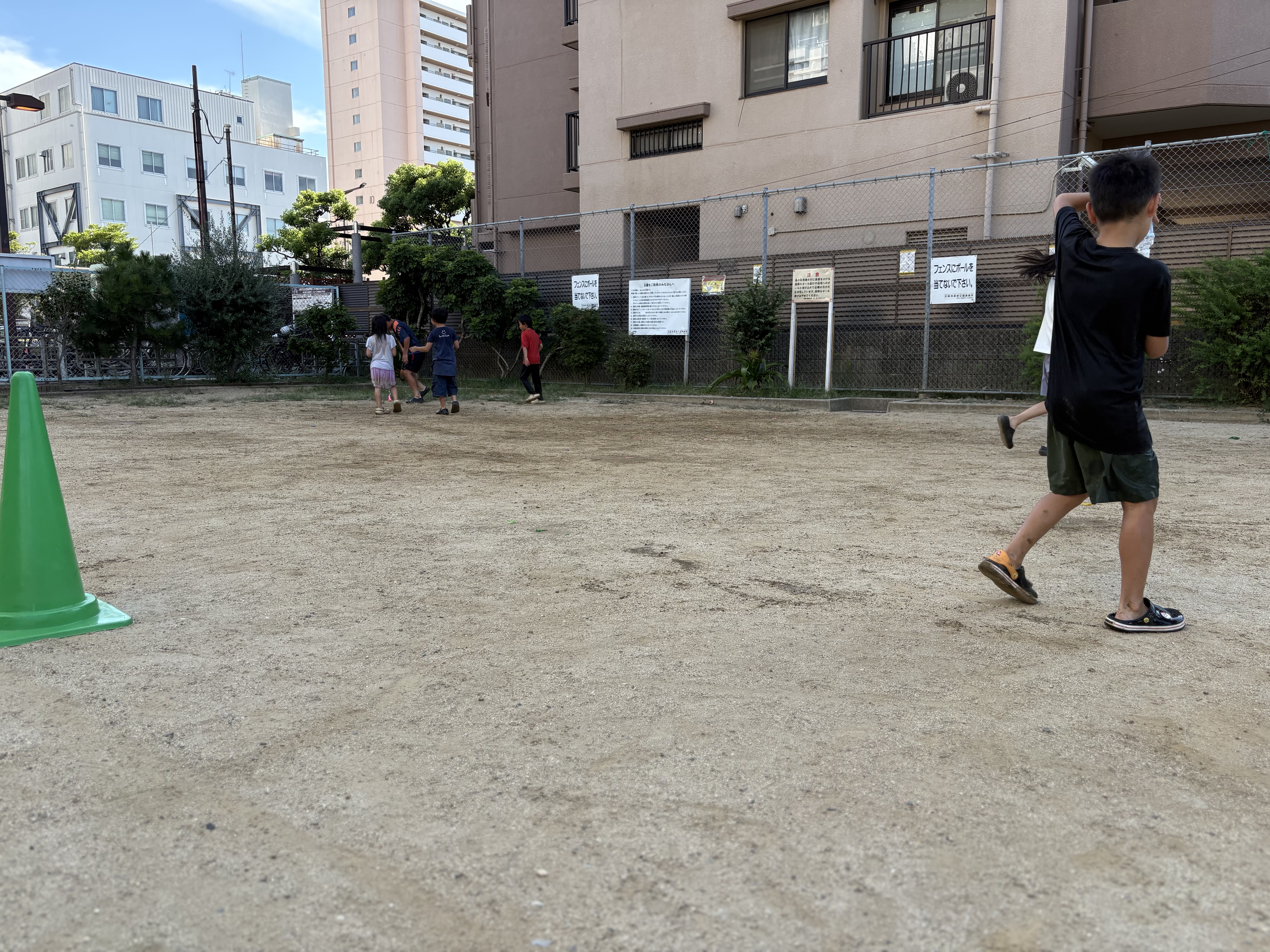 「『くらえ〜!』水風船を力いっぱい投げ込む躍動感ショット」
ターゲットを見定めて、腕を大きく振って水風船を振りかぶる力強いポーズ。