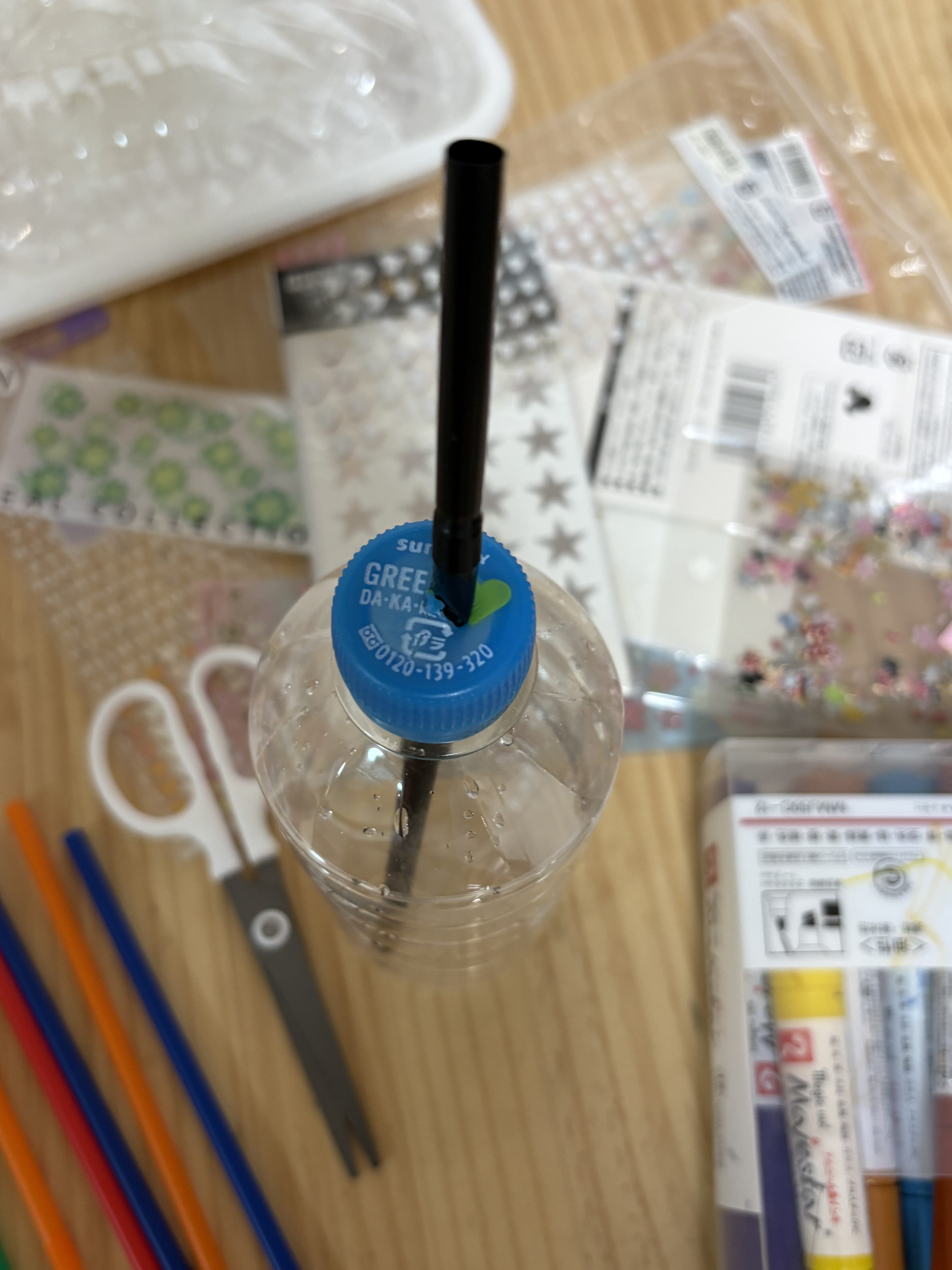 硬いキャップに穴が空いて、ストローをしっかりと通すことができて、喜ぶ様子。