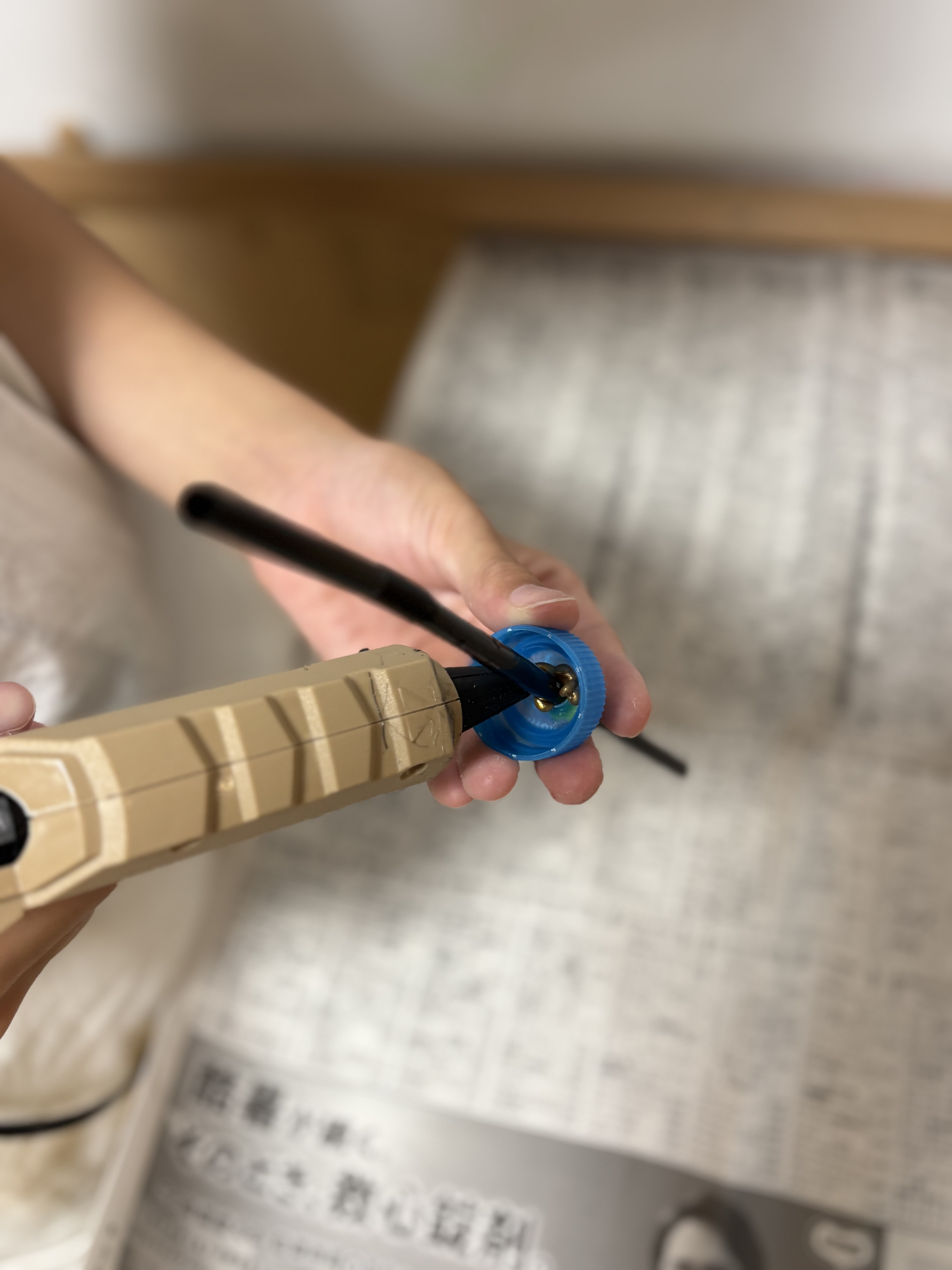 「『固まってきた!』グルーが冷えてカチカチになる瞬間を凝視」
樹脂が冷えて固まるのをじっと見つめ、「固まったー!」と目を見張る表情。