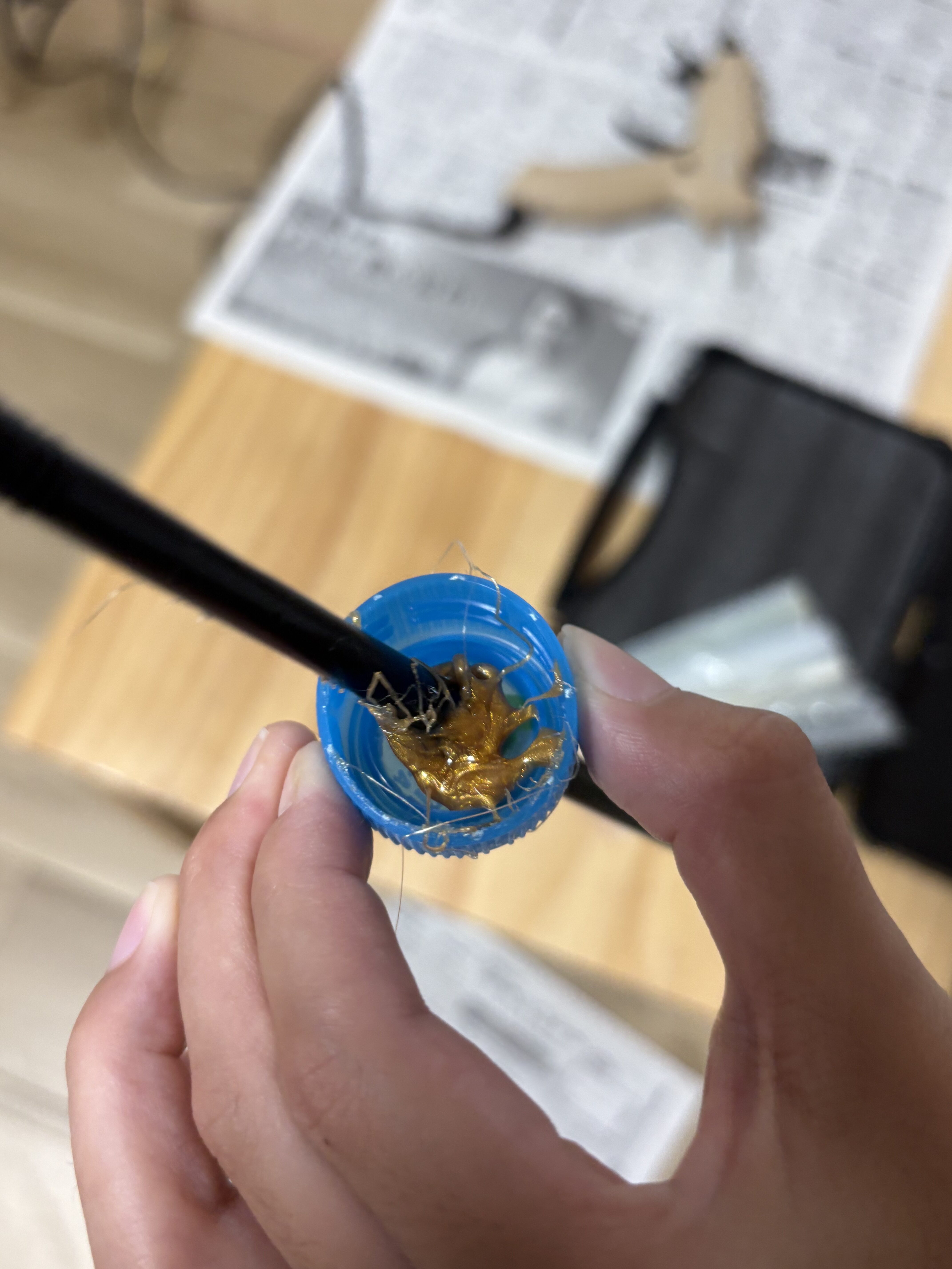 「防水バッチリ!しっかり固定された特製キャップのアップ」
グルーガンで綺麗に隙間が埋まり、ストローがまっすぐ固定された完成キャップの