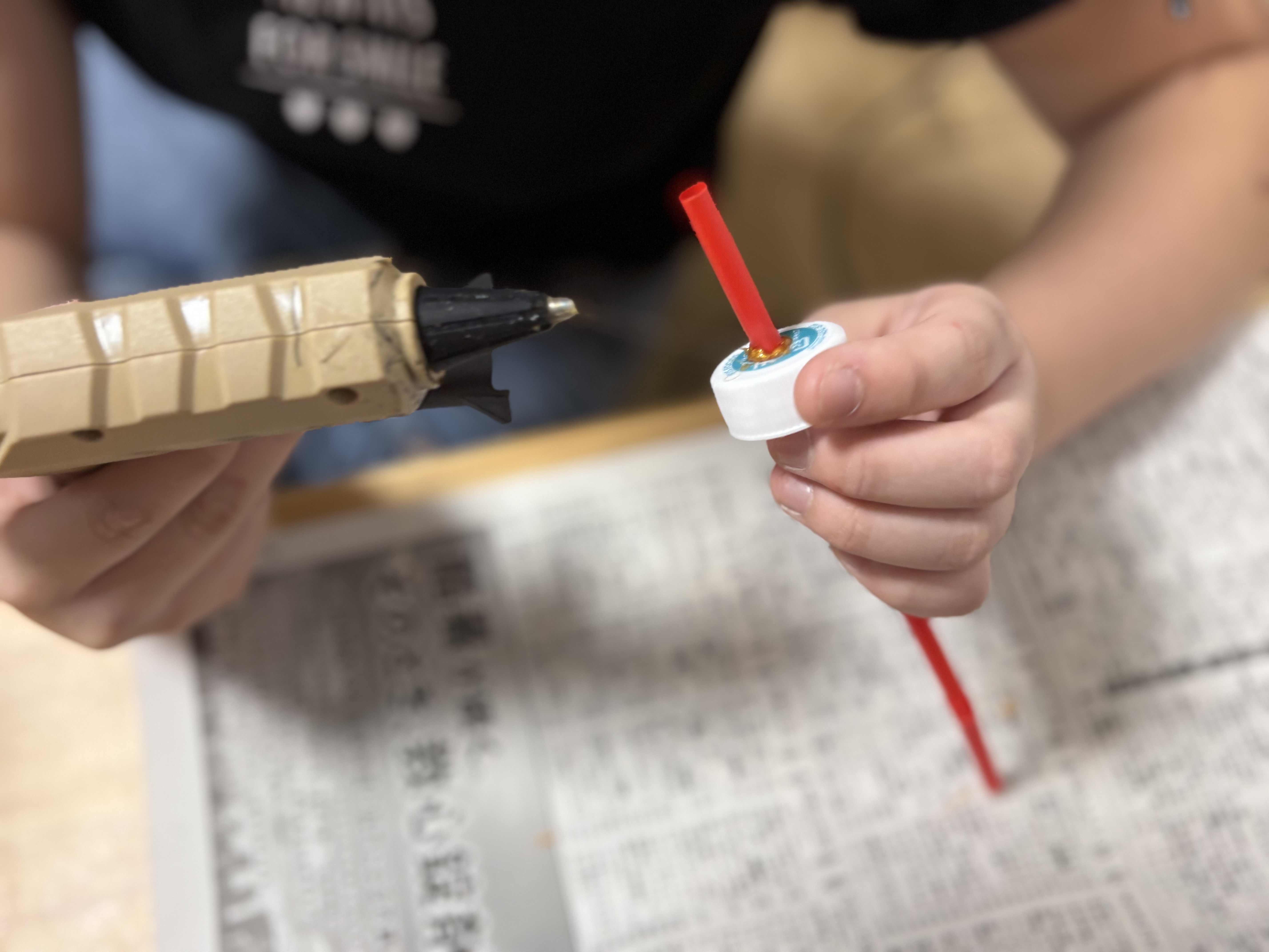 「初めてのグルーガン登場!『熱いから気をつけようね』」
グルーガンの使い方や熱い部分に触れない注意点を真剣な表情で聞く子どもたち。